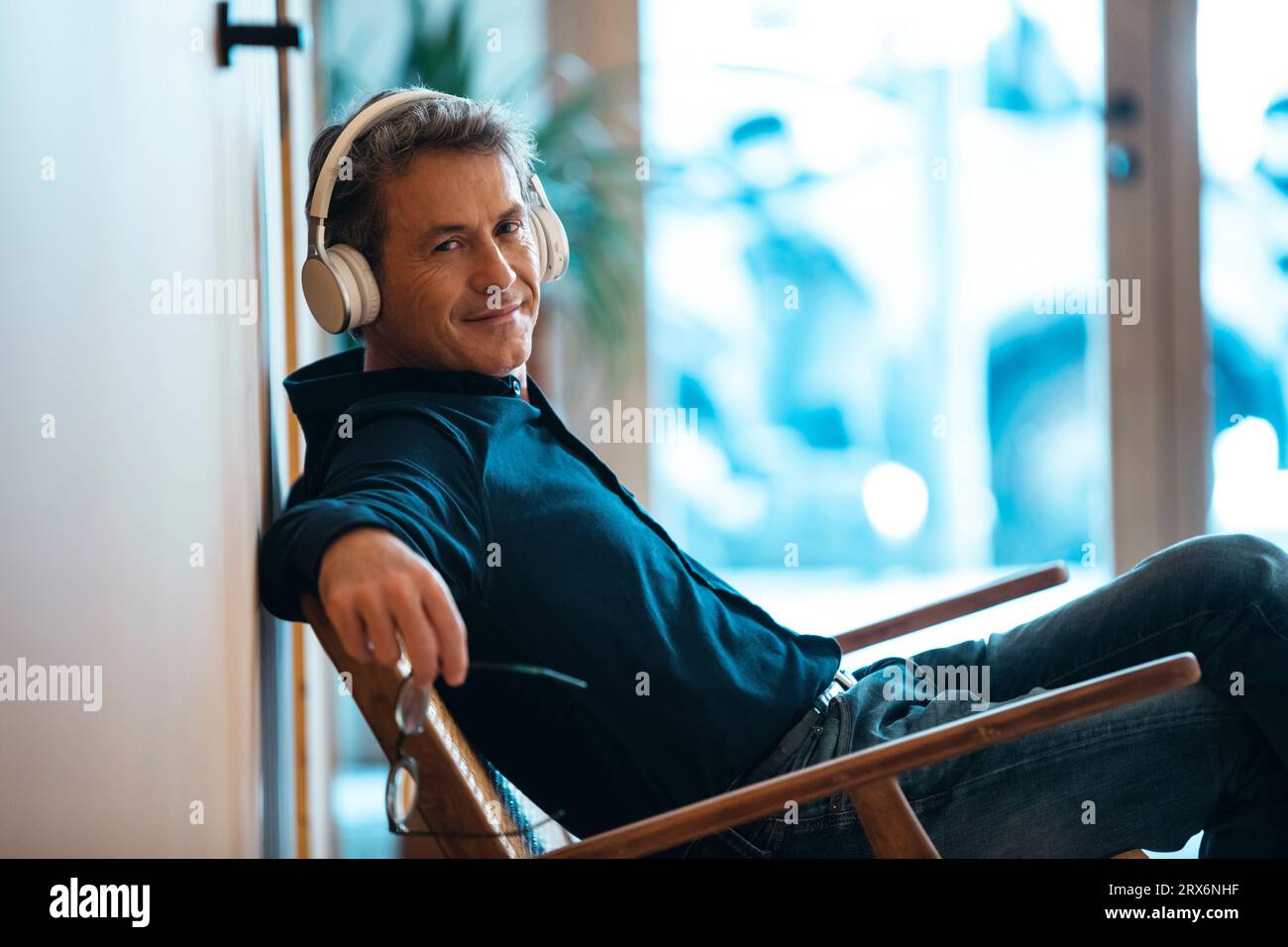 Hombre sonriente con auriculares grandes: fotografía de stock ©  IgorVetushko #165341852