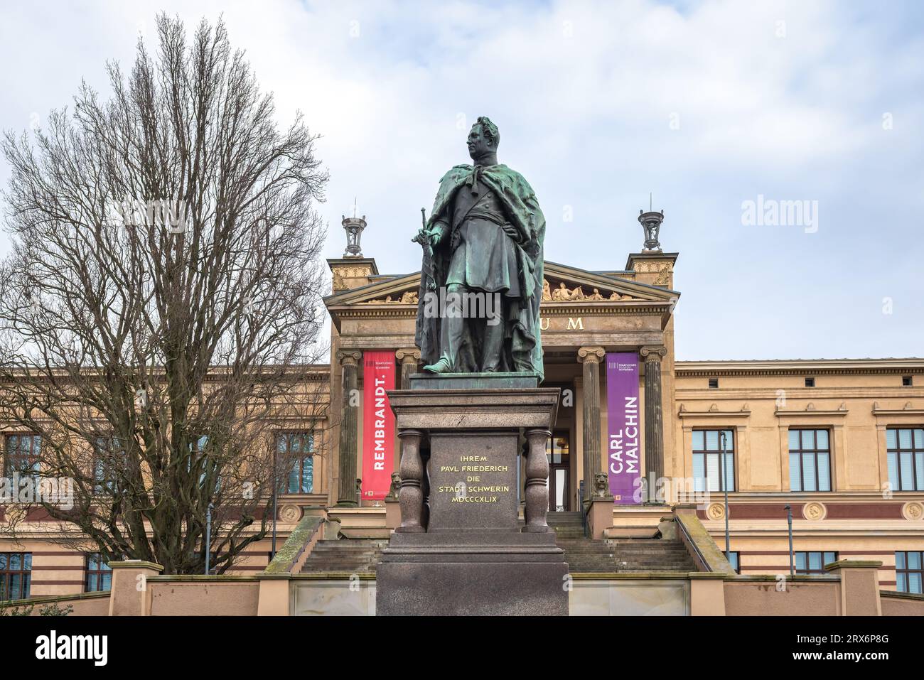 Estatua del Gran Duque Pablo Federico de Mecklemburgo frente al Museo Estatal de Schwerin - Schwerin, Alemania Foto de stock