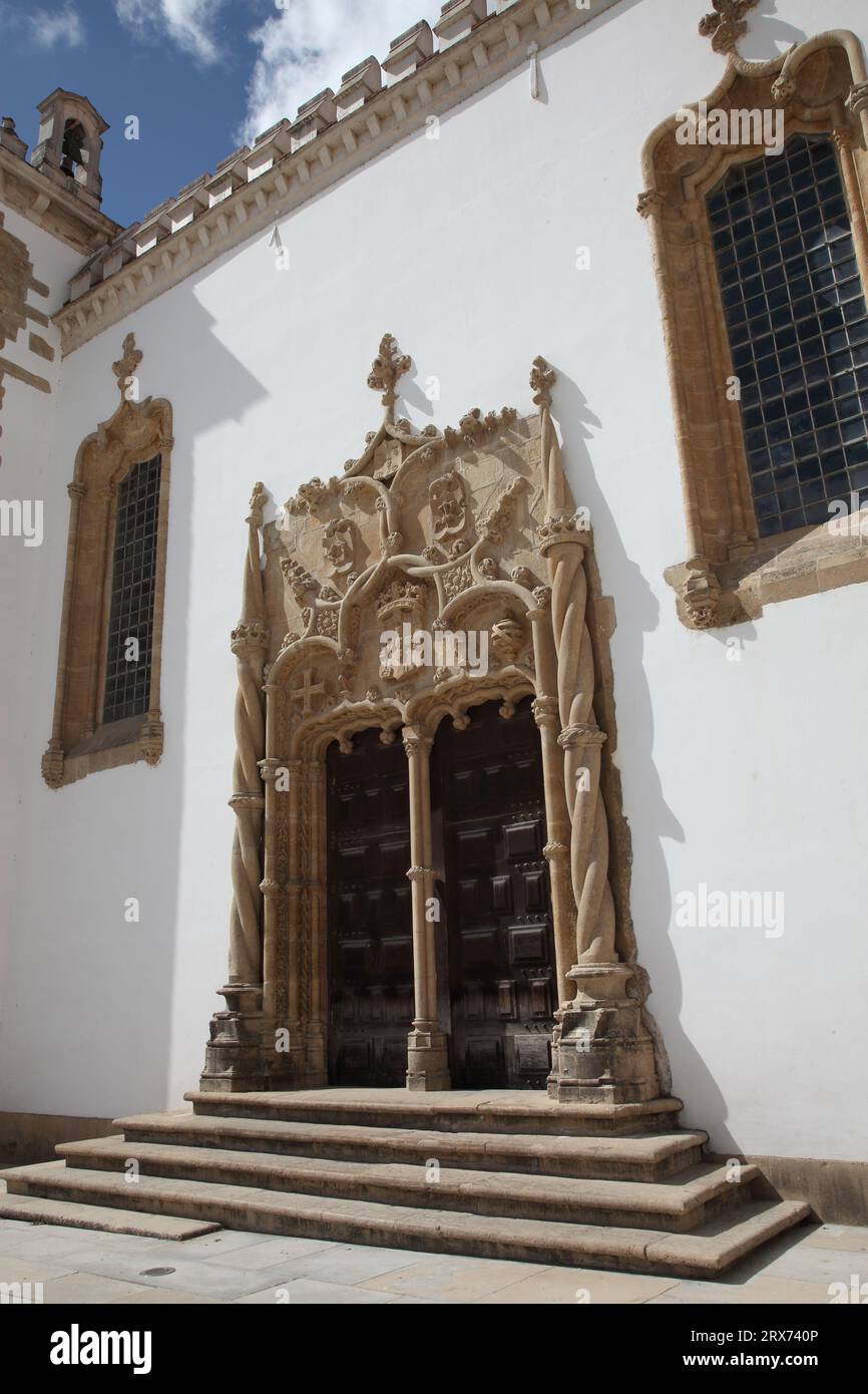 Las puertas del siglo XVI de la Iglesia de San Miguel, de Marcos Pires, en estilo manuelino, en la Universidad de Coimbra en Coimbra, Portugal Foto de stock