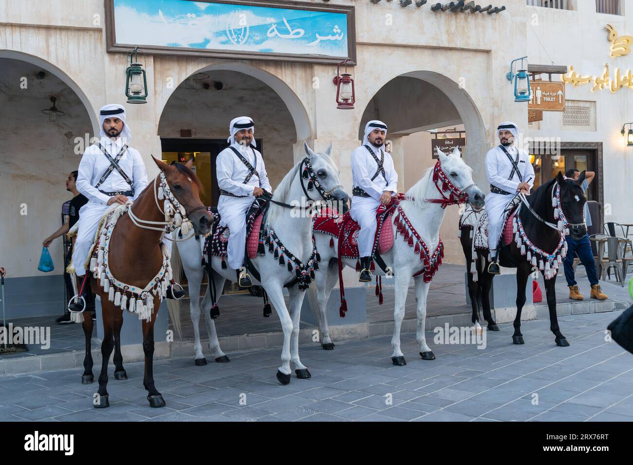 Mujer Árabe, mujeres de Qatar, la vestimenta tradicional , Doha Fotografía  de stock - Alamy