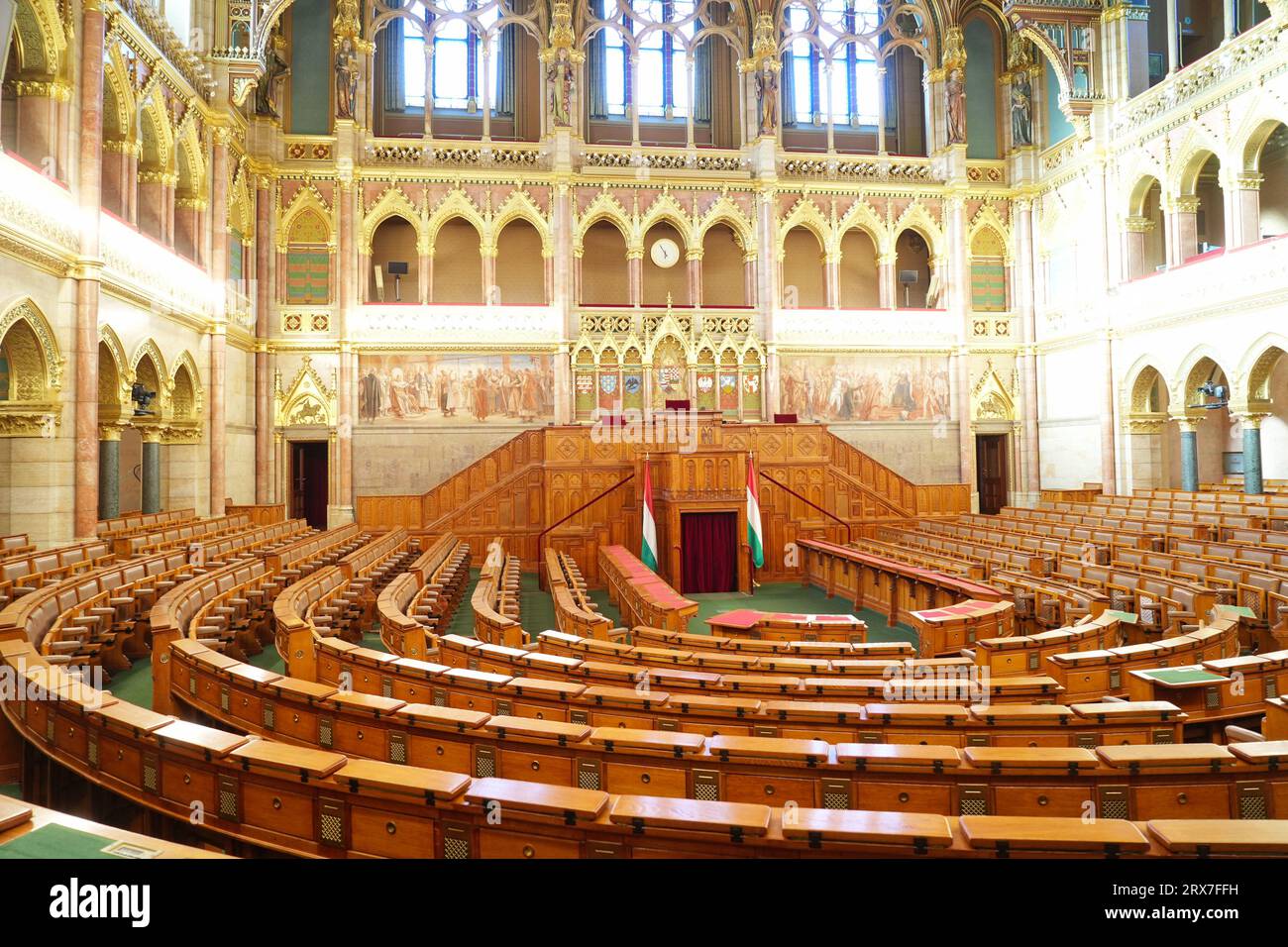 Budapest, Hungría - 22 de agosto de 2023: Interior del edificio del Parlamento húngaro Foto de stock