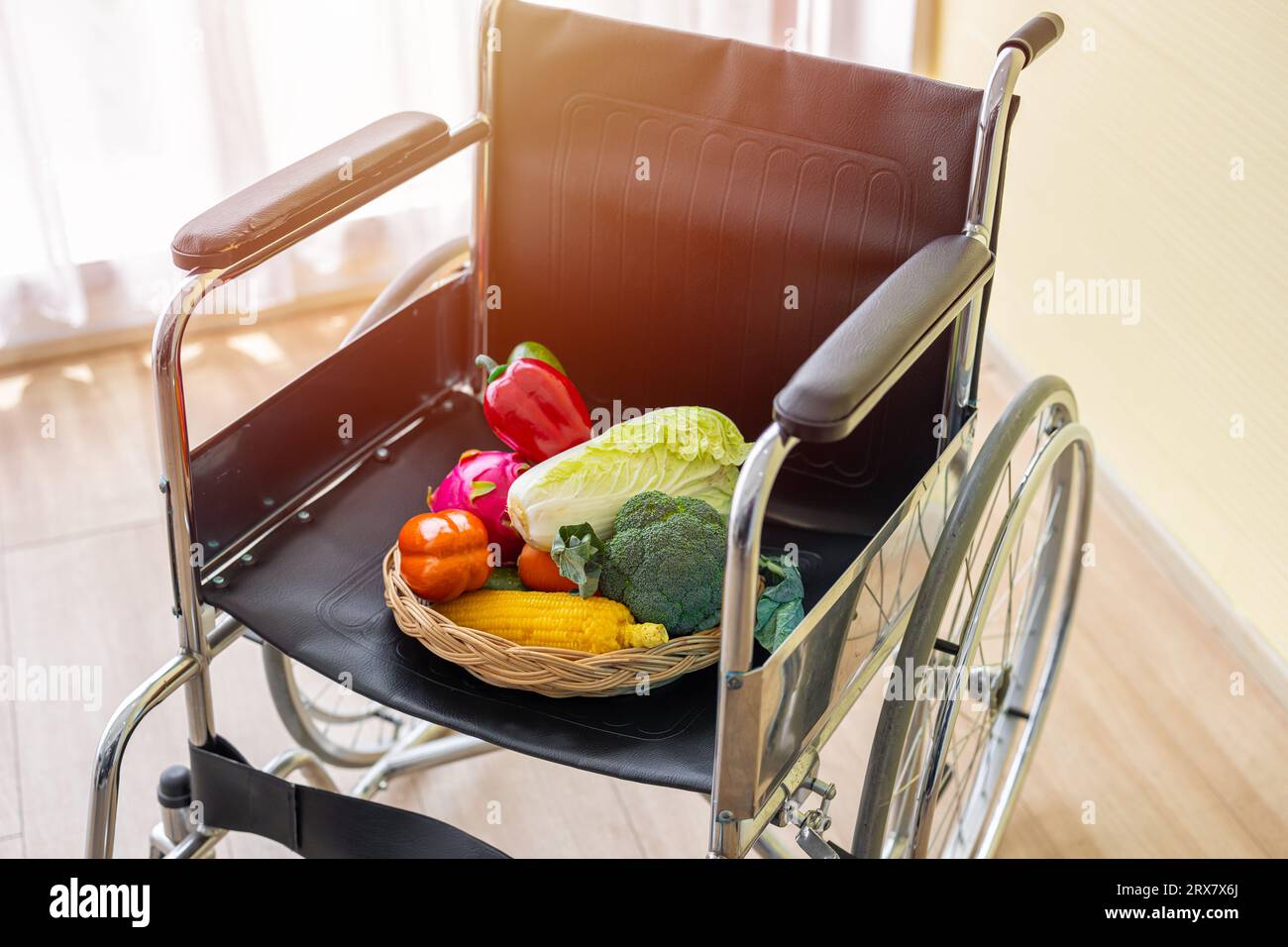 Silla de ruedas con mezcla de frutas y verduras para comer alimentos de buena nutrición para apoyar un concepto fuerte de salud y salud Foto de stock