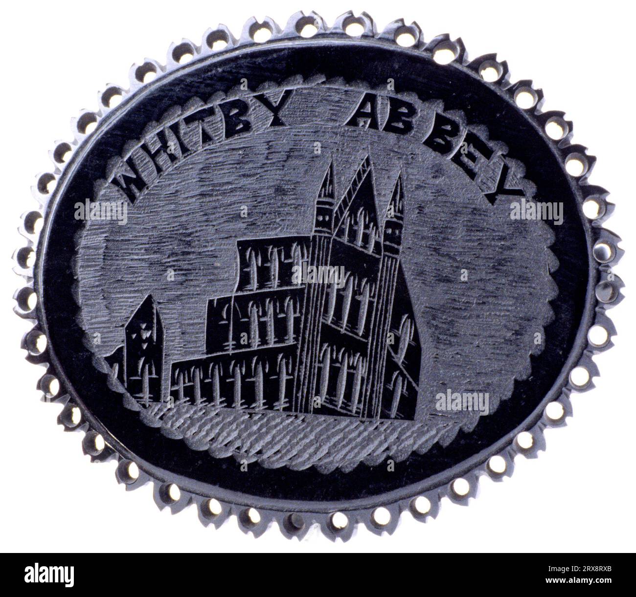 Whitby Jet, broche victoriano que representa la Abadía, Yorkshire, Inglaterra, Reino Unido Foto de stock
