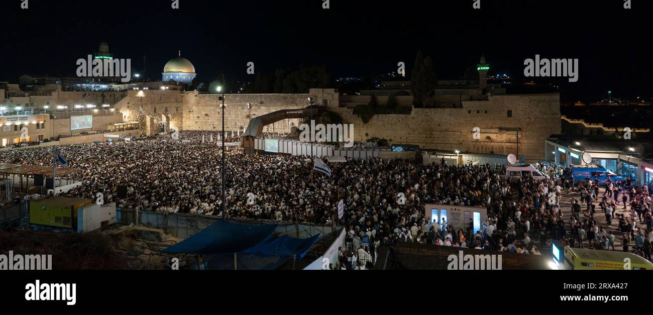 Los judíos se reúnen a la medianoche para las oraciones de perdón (Selichot), en el Muro Occidental antes del Día de la Expiación, o Yom Kipur el 24 de septiembre de 2023 en Jerusalén, Israel. El país observará a Yom Kippur en todo el país comenzando la puesta del sol durante 25 horas de largo período sin aviones que salgan o entren al país y no se permite que los automóviles salgan a las calles, ya que la mayoría de los judíos ayunan. Yom Kipur es considerado uno de los días más sagrados y solemnes del calendario judío. Foto de stock