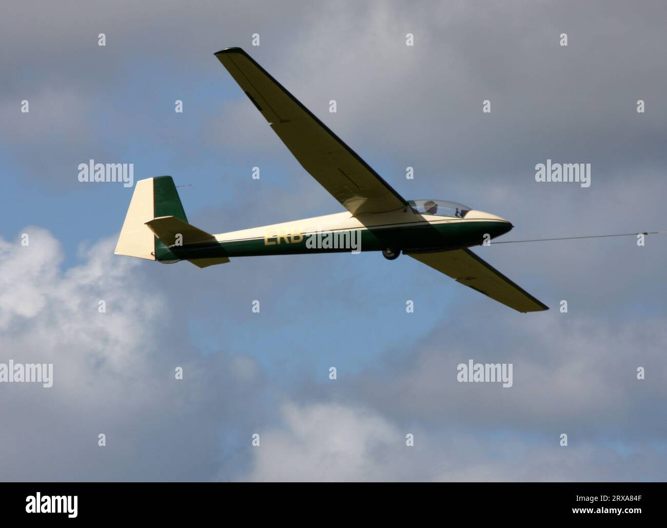 Un planeador Slingsby T-50 Skylark 4 en una salida remolcada de Parham Storrington West Sussex Foto de stock