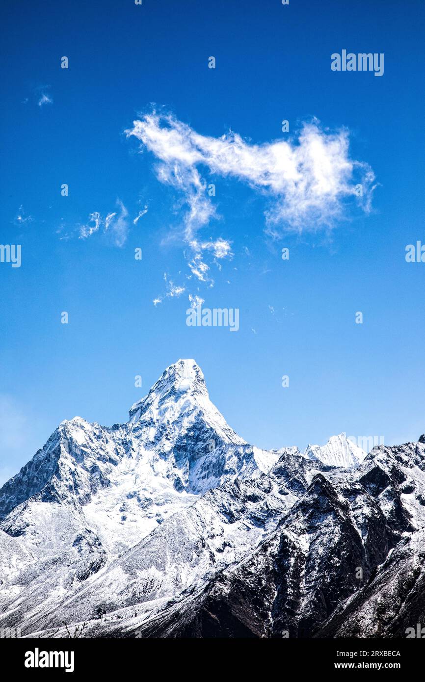 En el Mt. Caminata por el campamento base del Everest Pasarás por Ama Dablam, que se eleva a 6856 metros en el Parque Nacional Sagarmatha, Nepal. Foto de stock