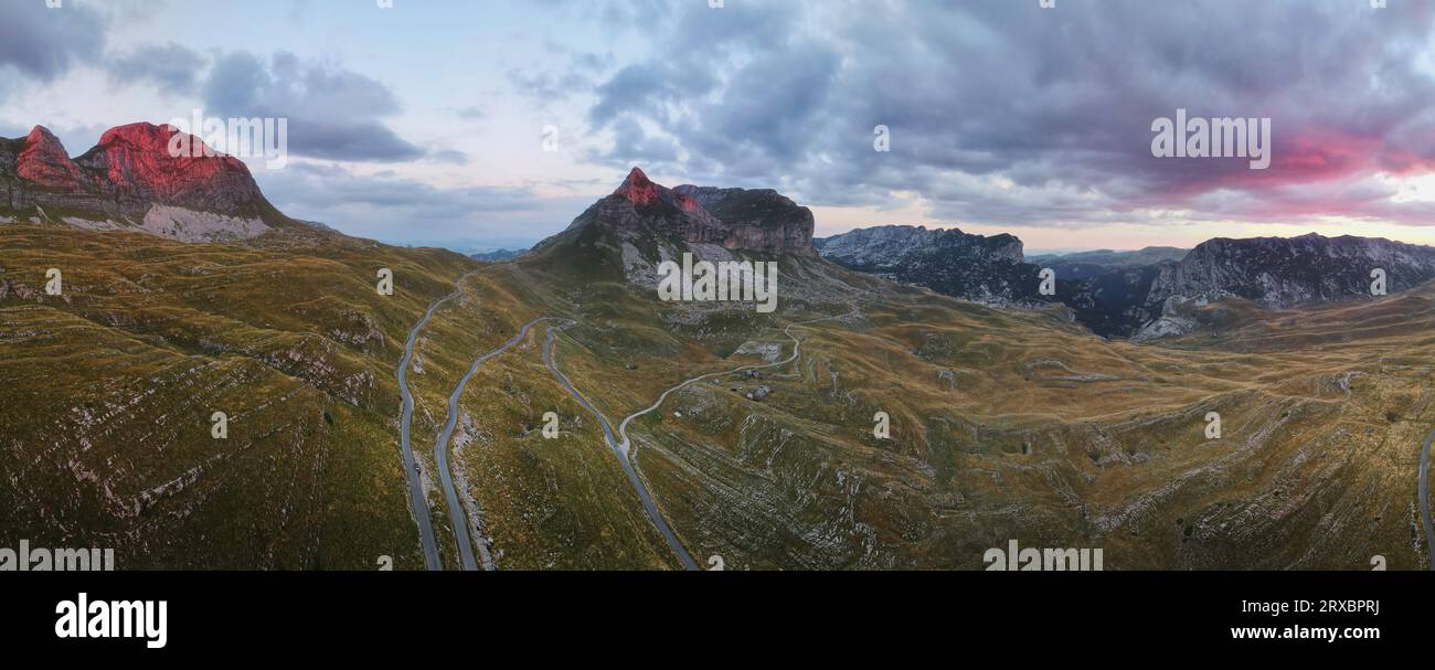 Panorama de la montaña a la luz del atardecer, pico de montaña paso Sedlo y carretera panorámica. Hermoso paisaje escénico en la montaña Durmitor, Montenegro Foto de stock
