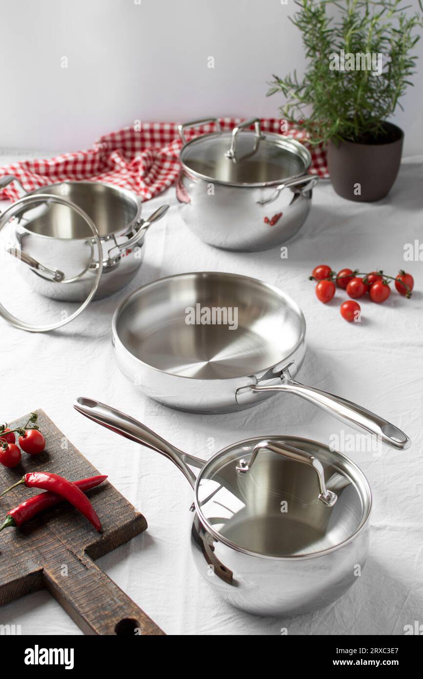 Una colección de olla tapas para utensilios de cocina y sartenes Fotografía  de stock - Alamy