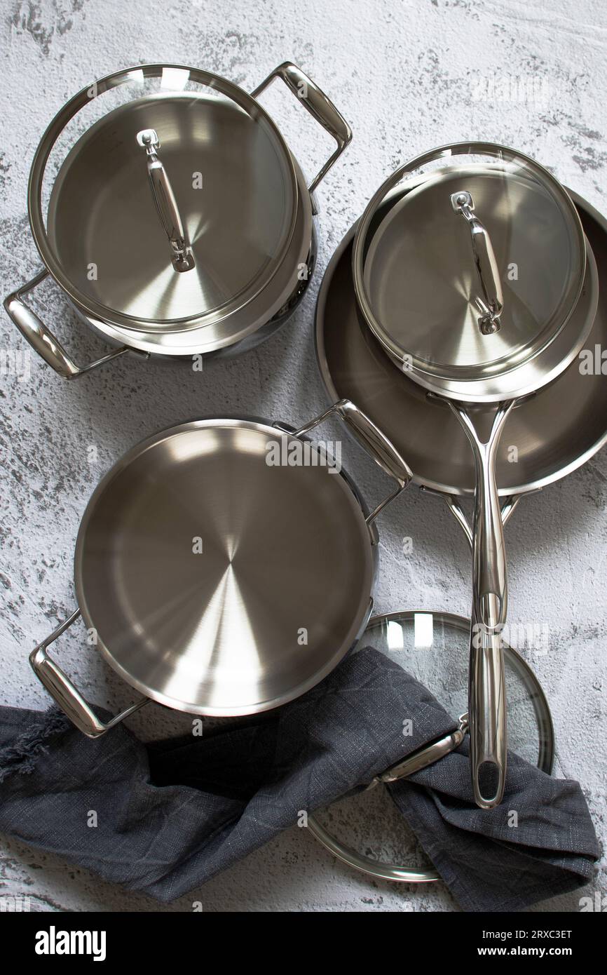 Una colección de olla tapas para utensilios de cocina y sartenes Fotografía  de stock - Alamy