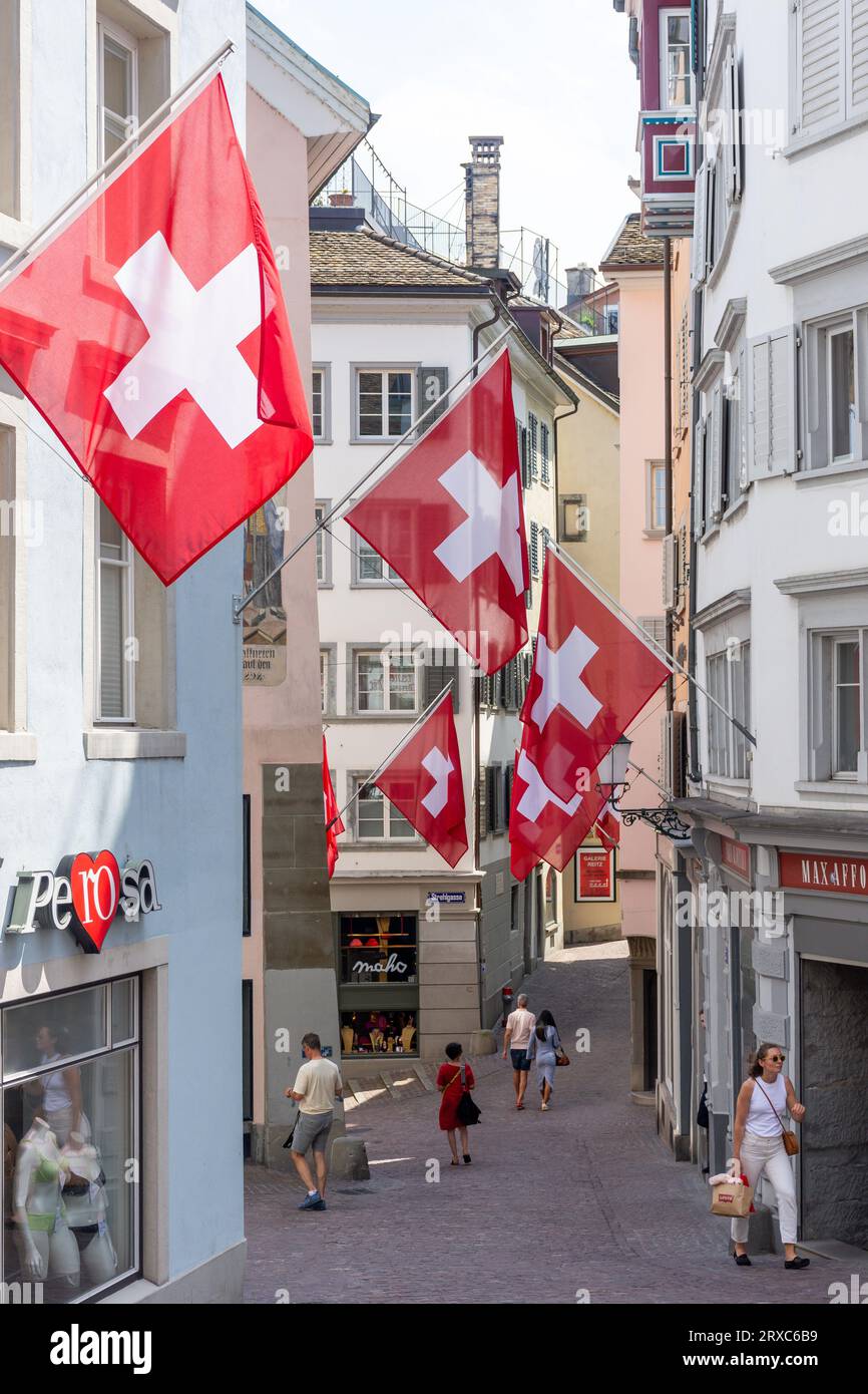 Escena de la calle con banderas suizas, Strehlgasse, Altstadt casco antiguo, ciudad de Zürich, Zürich, Suiza Foto de stock