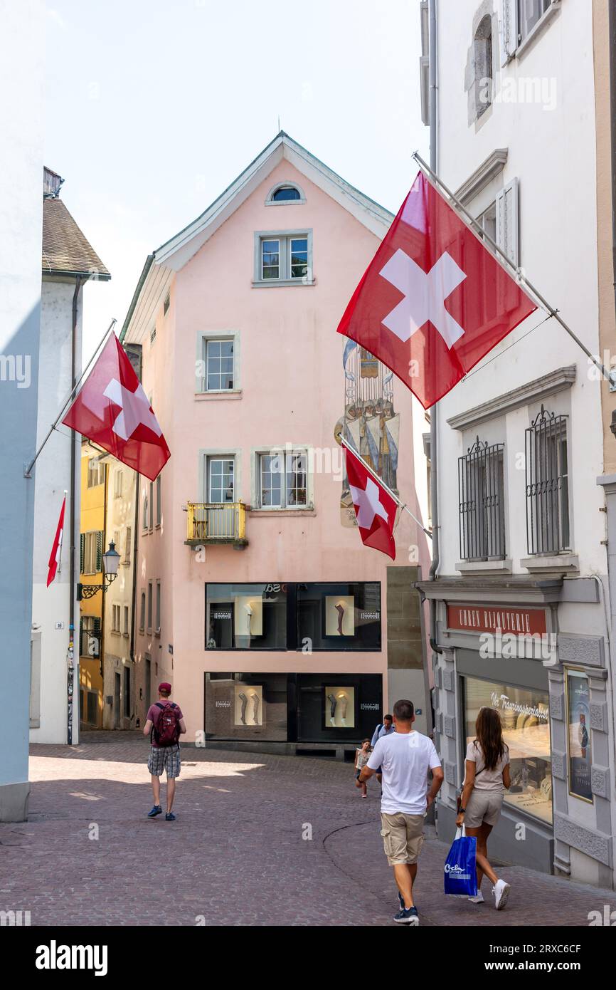 Escena de la calle con banderas suizas, Strehlgasse, Altstadt casco antiguo, ciudad de Zürich, Zürich, Suiza Foto de stock