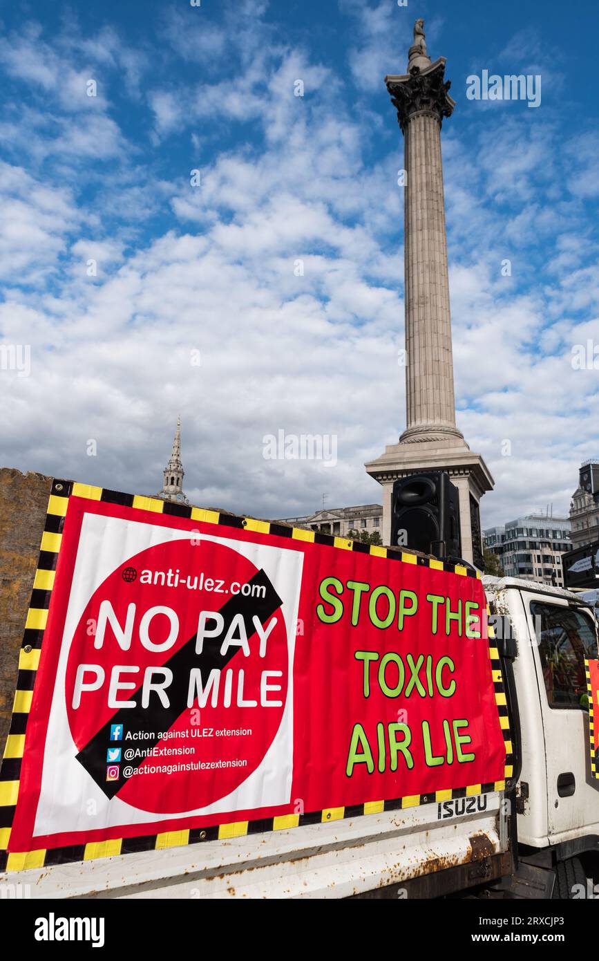 Vehículo estacionado en Trafalgar Square con señal de protesta en una manifestación contra el esquema ambiental de la Zona de Emisiones Ultra Baja en Londres, Reino Unido Foto de stock