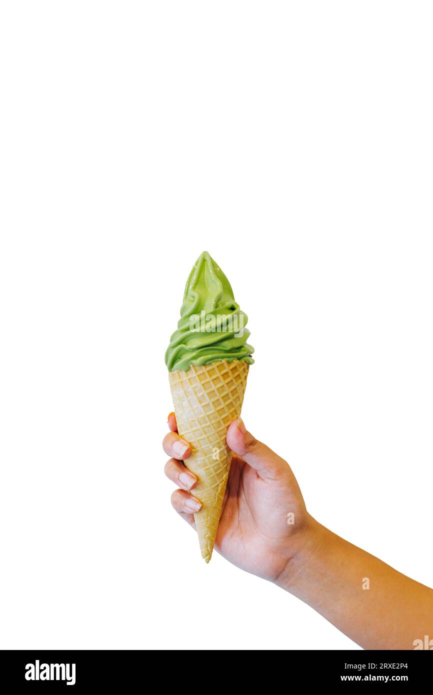 El cono de helado Matcha se sostiene a mano sobre fondo blanco aislado Foto de stock