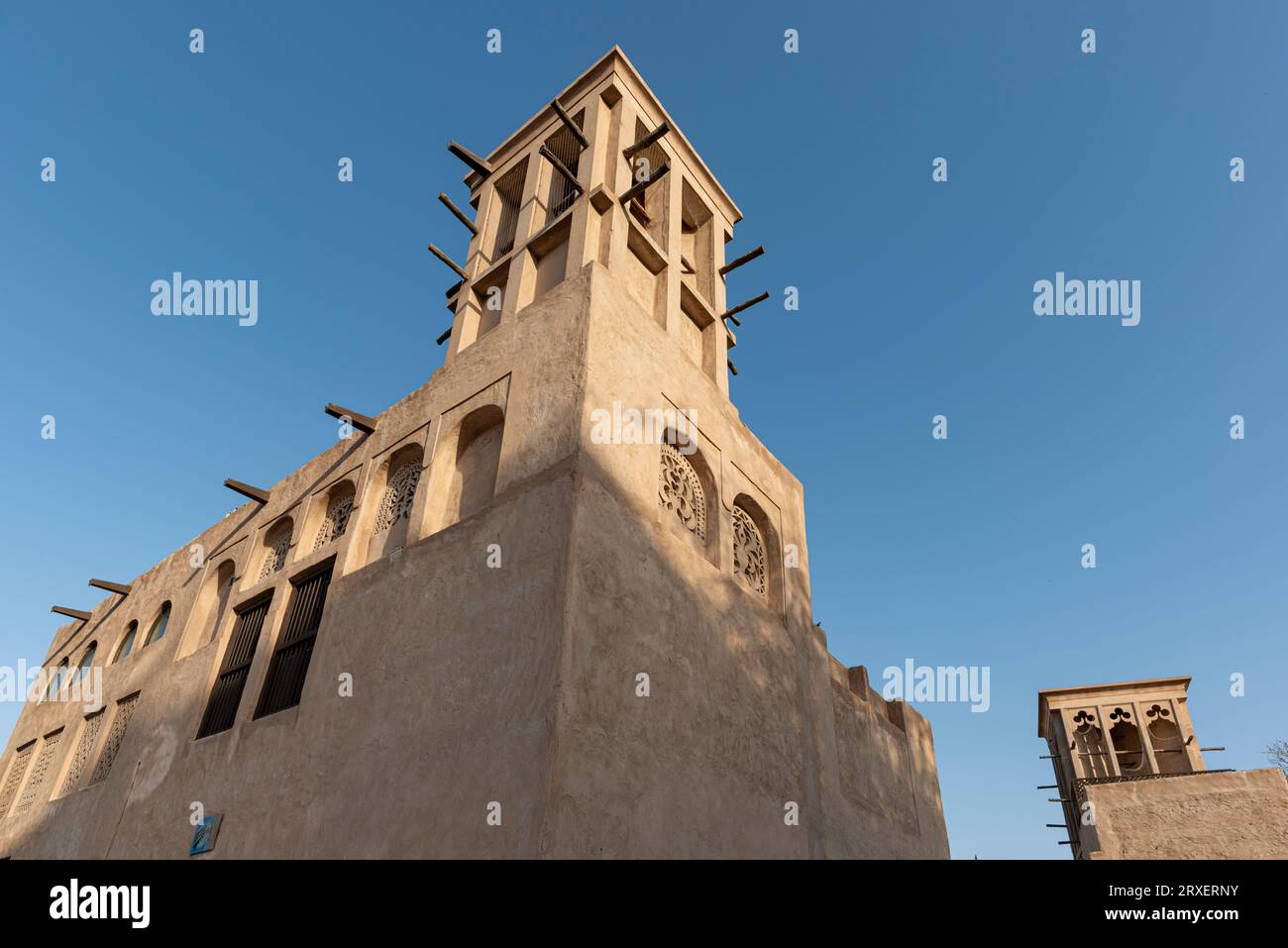 Torre de viento restaurada en el histórico Zoco Bastakia, mostrando el sistema ingenioso de ventilación de aire antiguo, Dubai, Emiratos Árabes Unidos Foto de stock