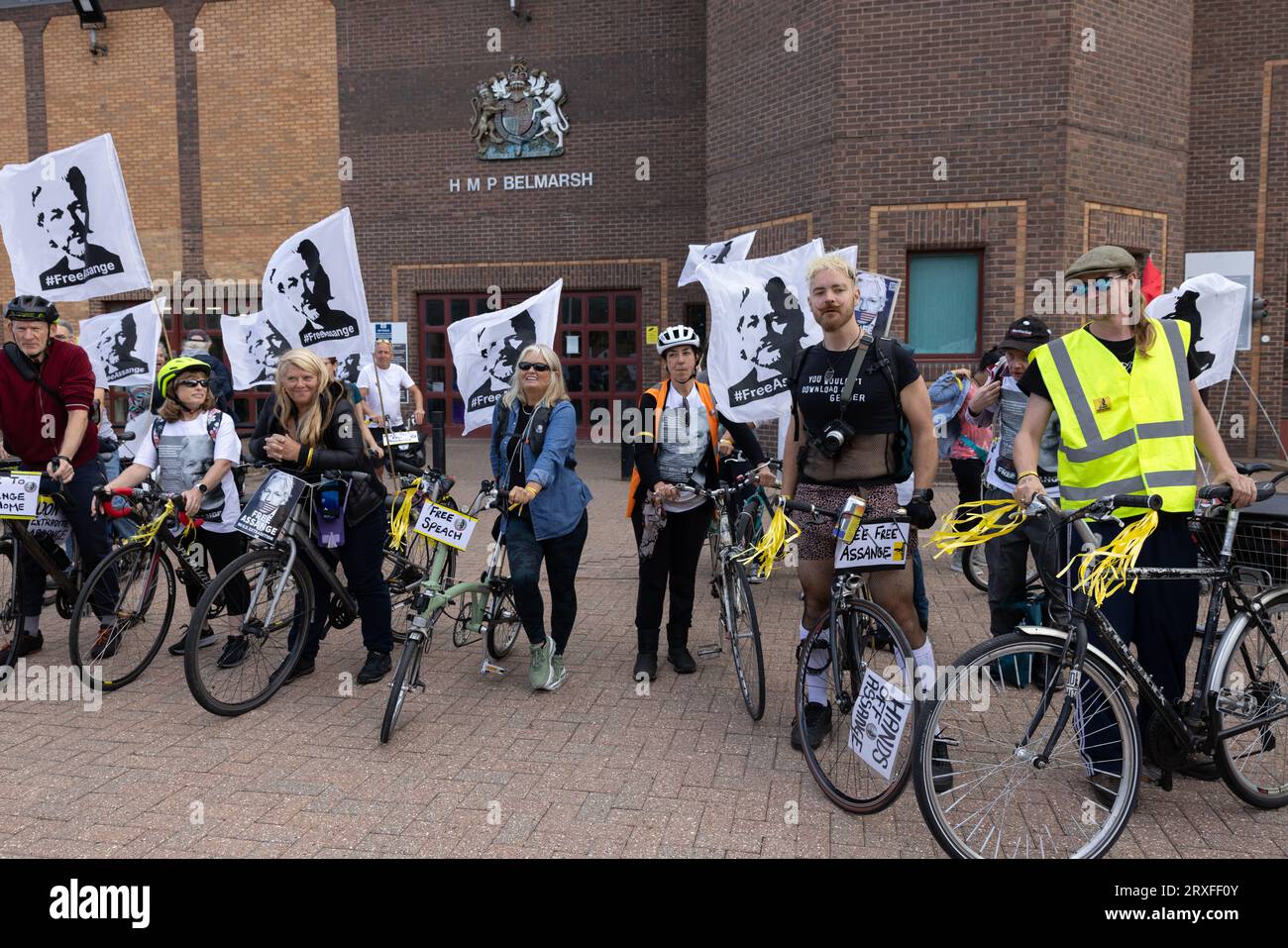 La campaña de Julian Assange protesta en bicicleta fuera del HMP Belmarsh Londres - No extradite la campaña de Assange Haga una protesta masiva en bicicleta por toda la ciudad Foto de stock