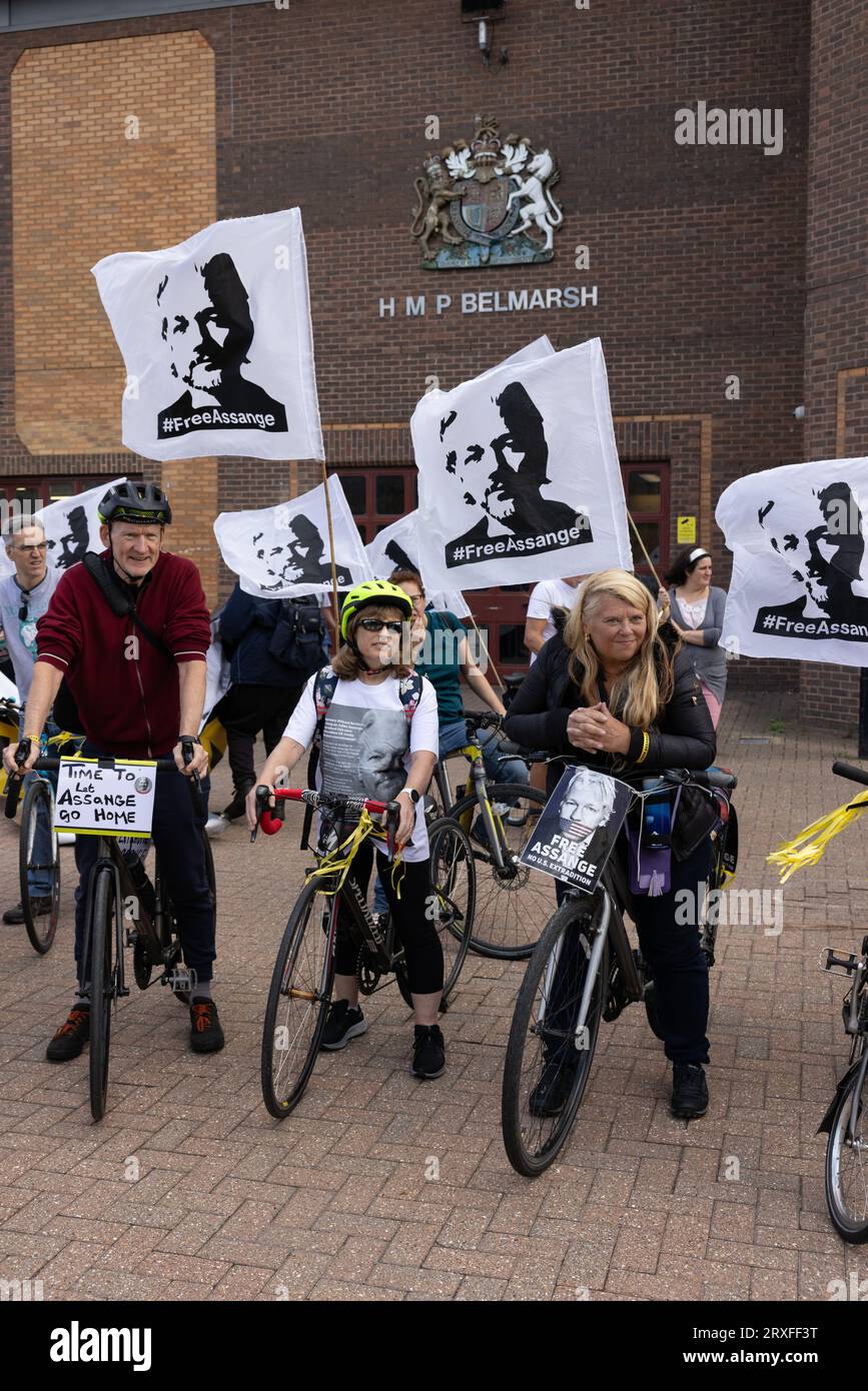 La campaña de Julian Assange protesta en bicicleta fuera del HMP Belmarsh Londres - No extradite la campaña de Assange Haga una protesta masiva en bicicleta por toda la ciudad Foto de stock