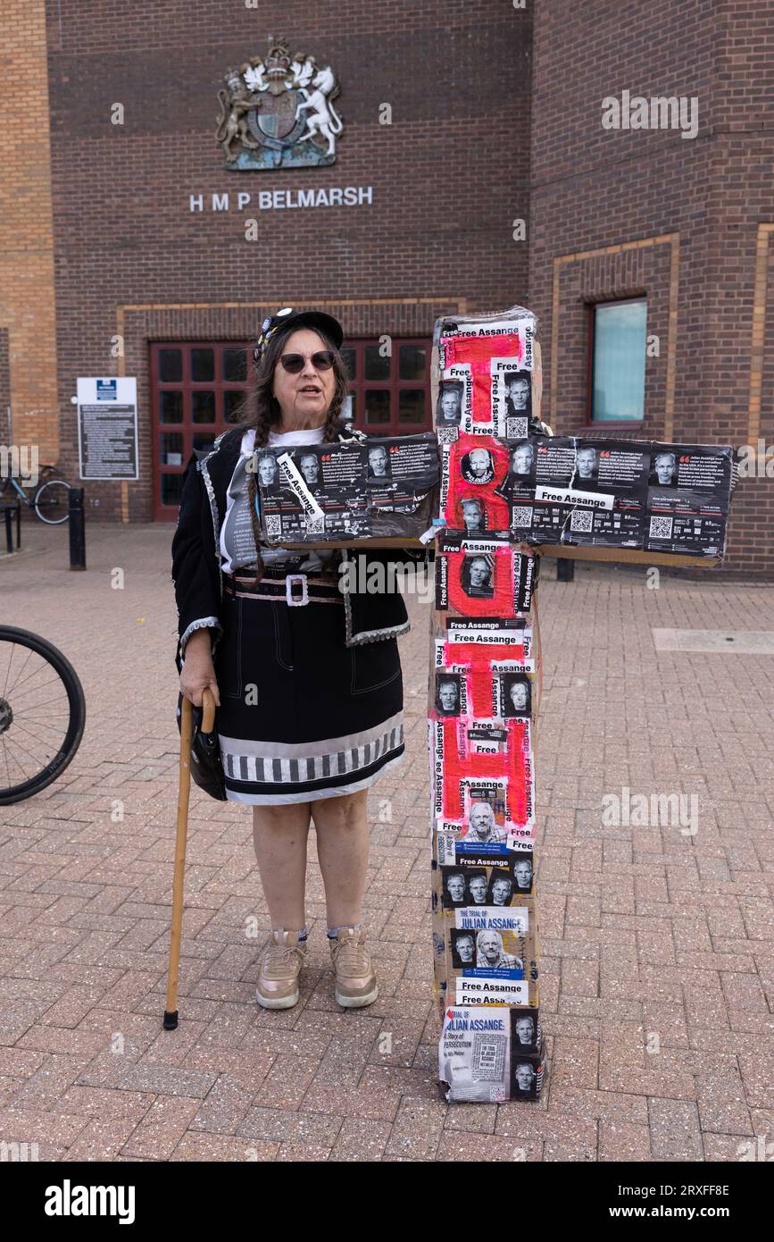 La campaña de Julian Assange protesta en bicicleta fuera del HMP Belmarsh Londres - No extradite la campaña de Assange Haga una protesta masiva en bicicleta por toda la ciudad Foto de stock