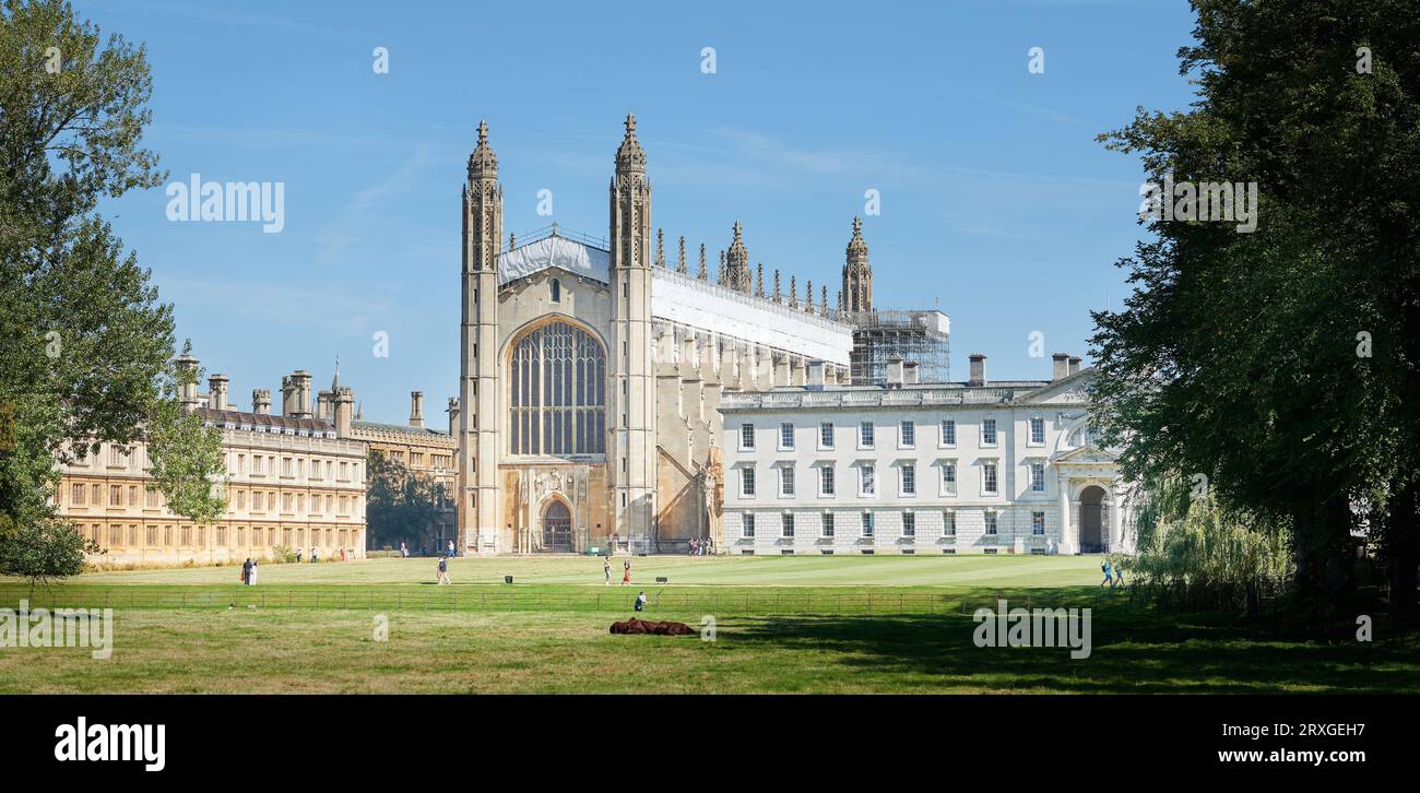 Una mezcla de turistas en los terrenos de King's College, Universidad de Cambridge, Inglaterra, en un soleado día de septiembre. Foto de stock