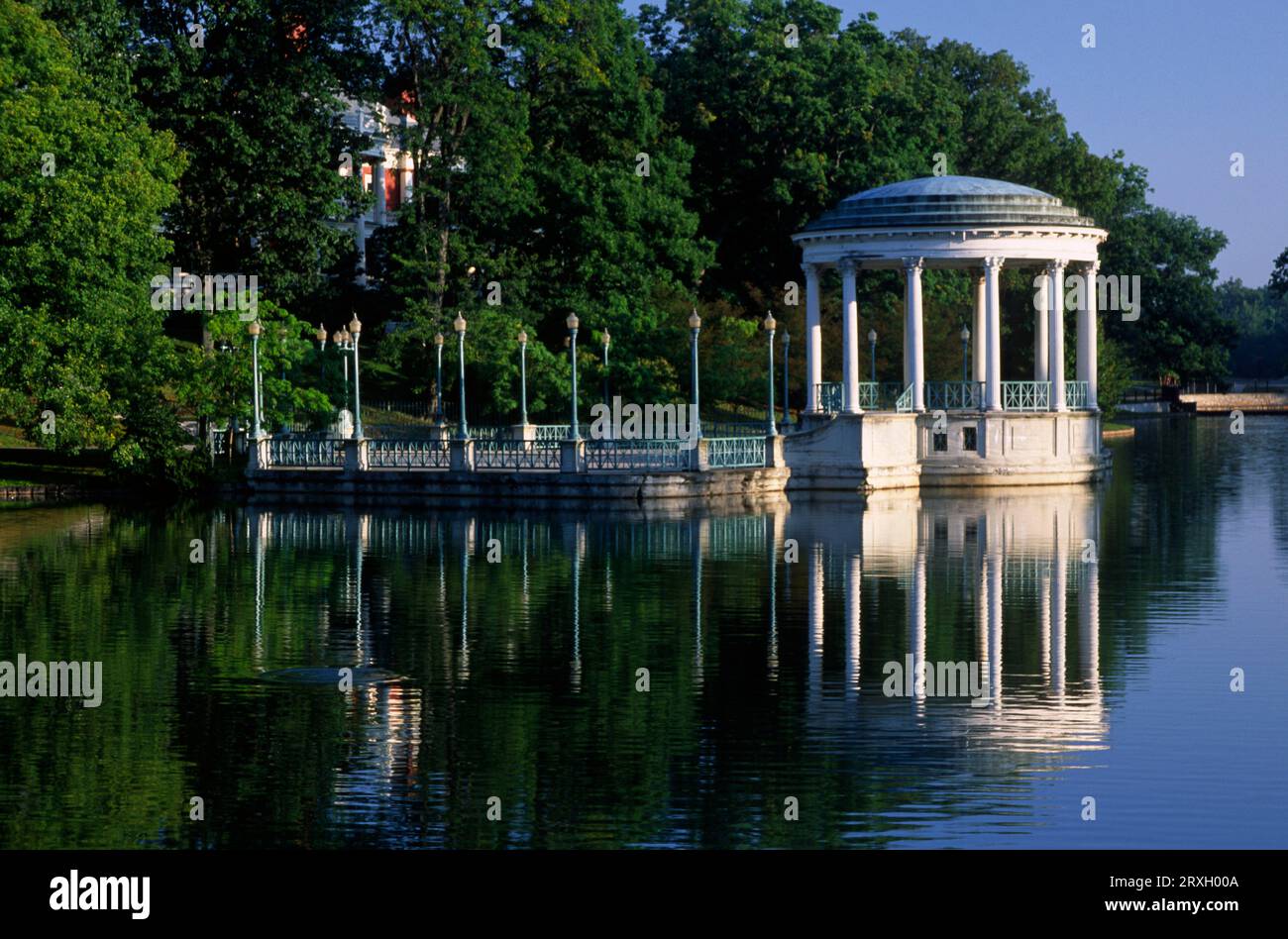 Reflexión de estanque, Roger Williams Park, Providence, Rhode Island Foto de stock