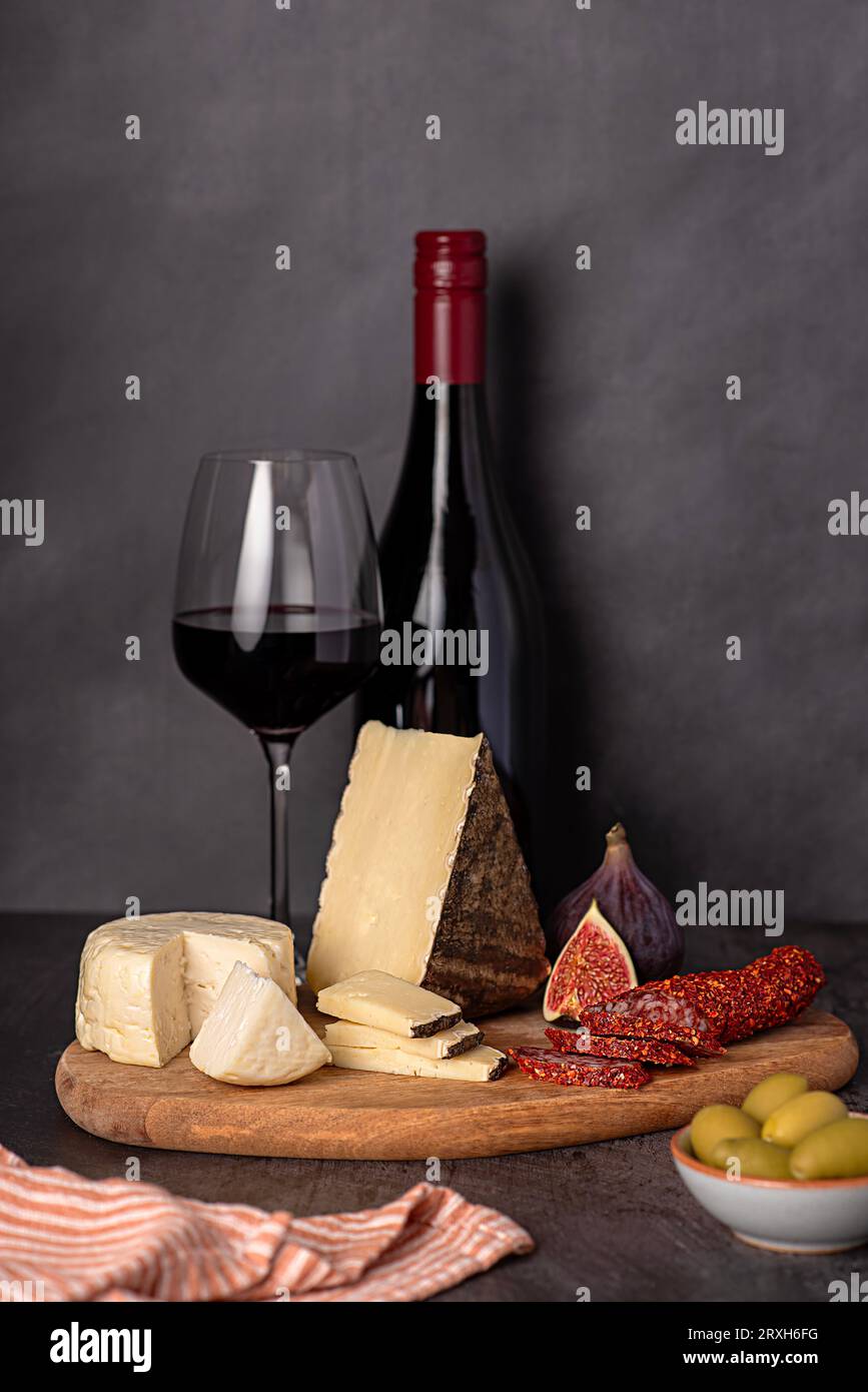 Comida fotografía de queso; higo; tinto; vino; seco; salami; pimentón;  oliva, rebanada; gourmet; lácteos; delicatessen Fotografía de stock - Alamy