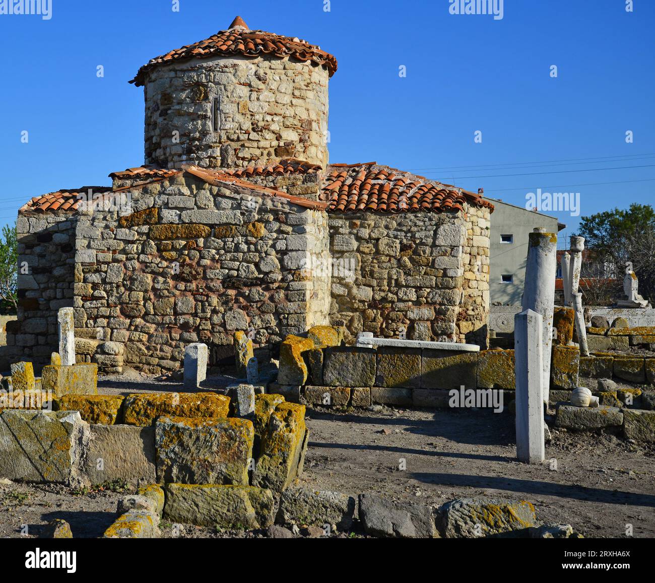 La tumba de Yunus Bey en Enez, Turquía, fue convertida de una antigua iglesia a una tumba. Hay