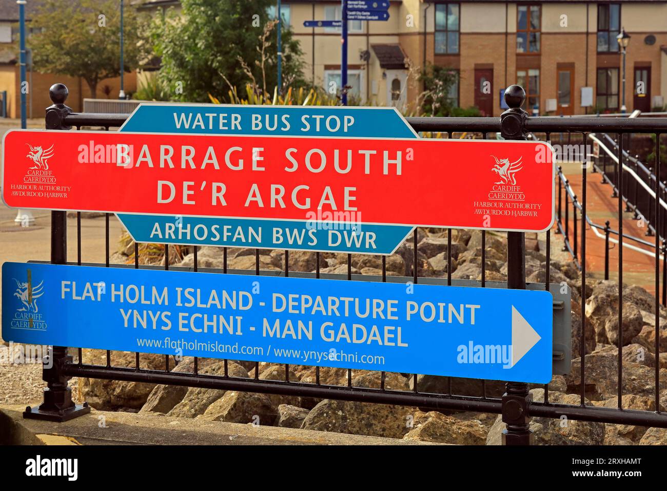 Señales para la parada de autobús acuático, en Cardiff Barrage - punto de partida para Flat Holm Island. Tomada en septiembre de 2023 Foto de stock