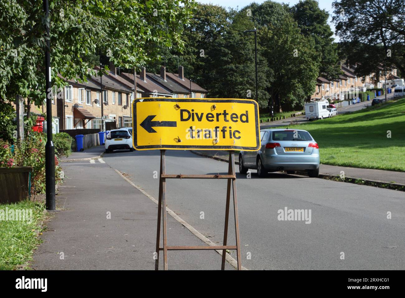 Señal de tráfico desviada en la carretera residencial, Sheffield, Inglaterra, Reino Unido Foto de stock