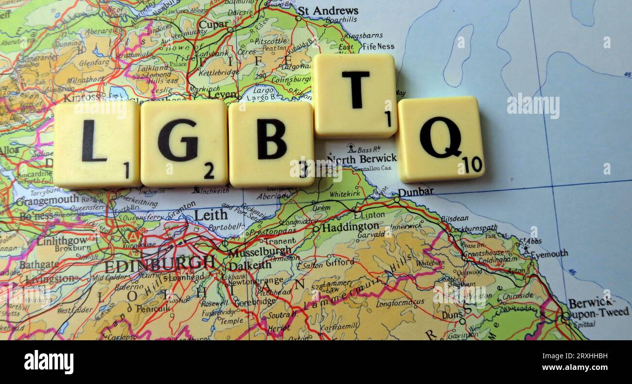 LGBTQ - en palabras, letras Scrabble en un mapa de Edimburgo, Escocia, Reino Unido Foto de stock