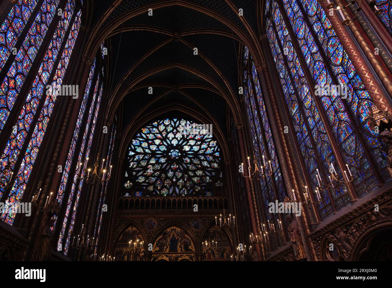 Vidrieras en la histórica Sainte Chapelle en París Francia Foto de stock