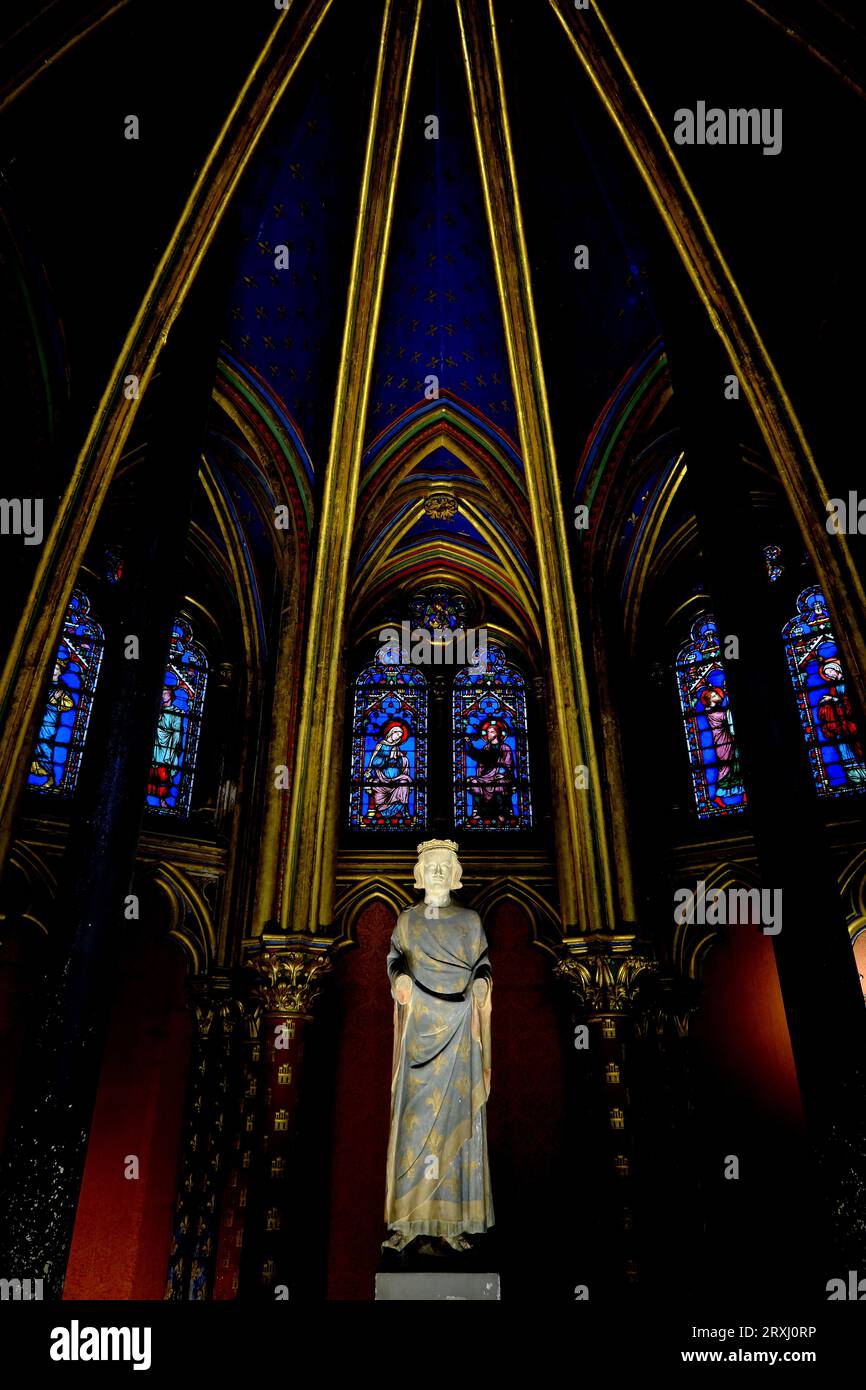 Vidrieras en la histórica Sainte Chapelle en París Francia Foto de stock