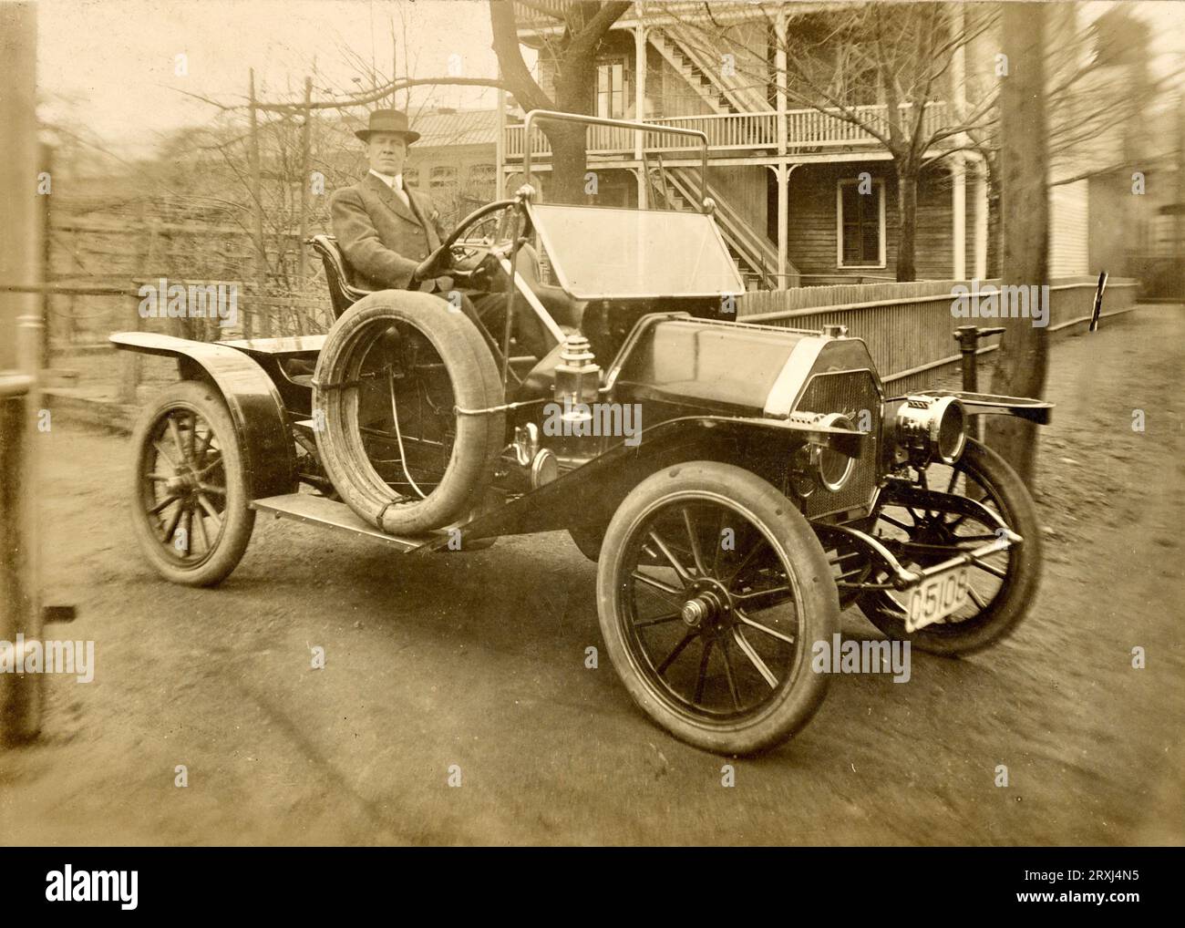 1910 coche, 1910 automóvil, hombre conduciendo coche Foto de stock
