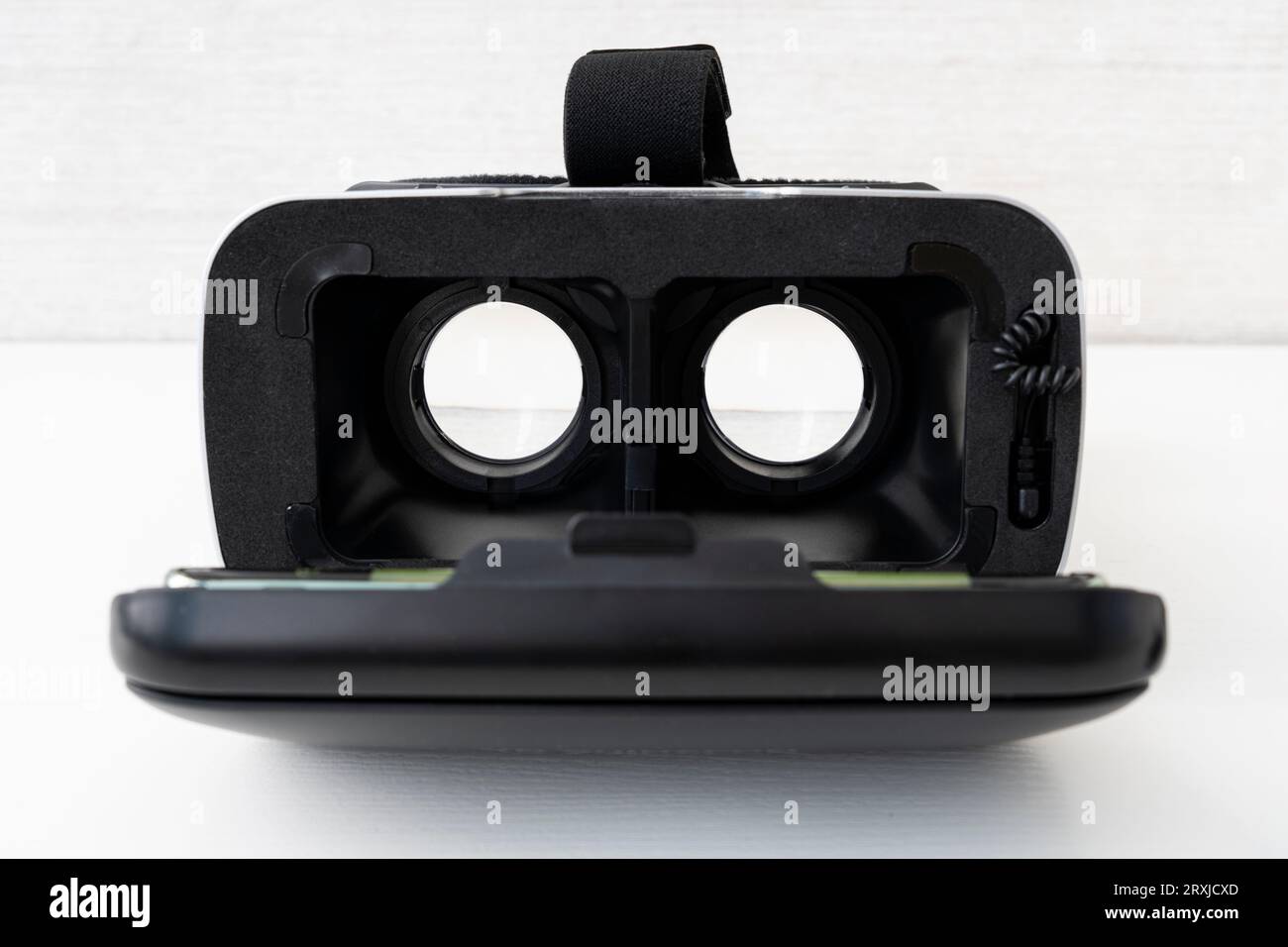 VR AR 360 gafas de realidad virtual de cartón para teléfono móvil aislado  sobre fondo blanco. Dispositivo para ver películas para viajes y  entretenimiento en Fotografía de stock - Alamy