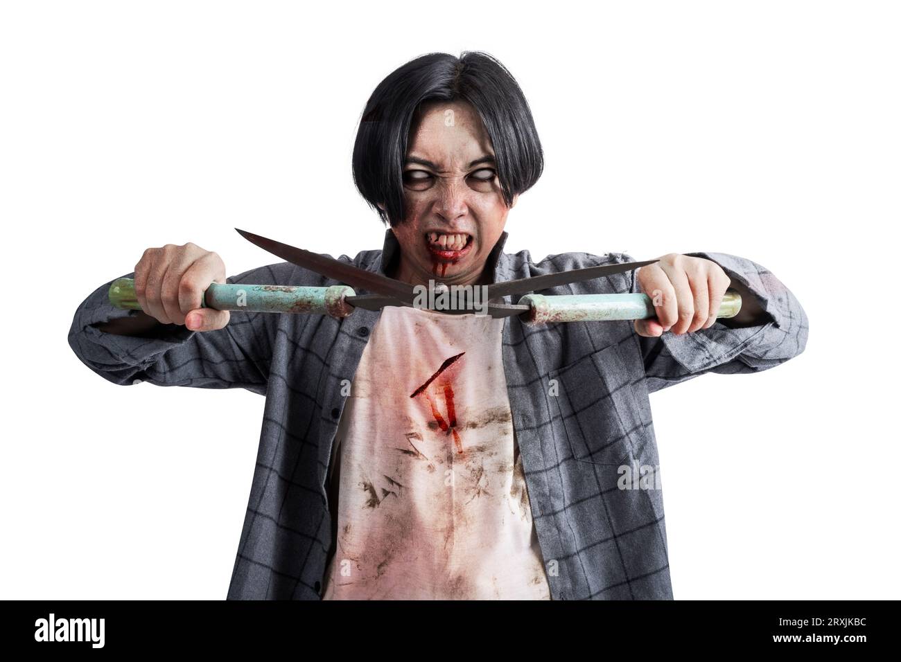 Un zombi aterrador con sangre y heridas en su cuerpo caminando mientras lleva un cortador de hierba aislado sobre un fondo blanco Foto de stock
