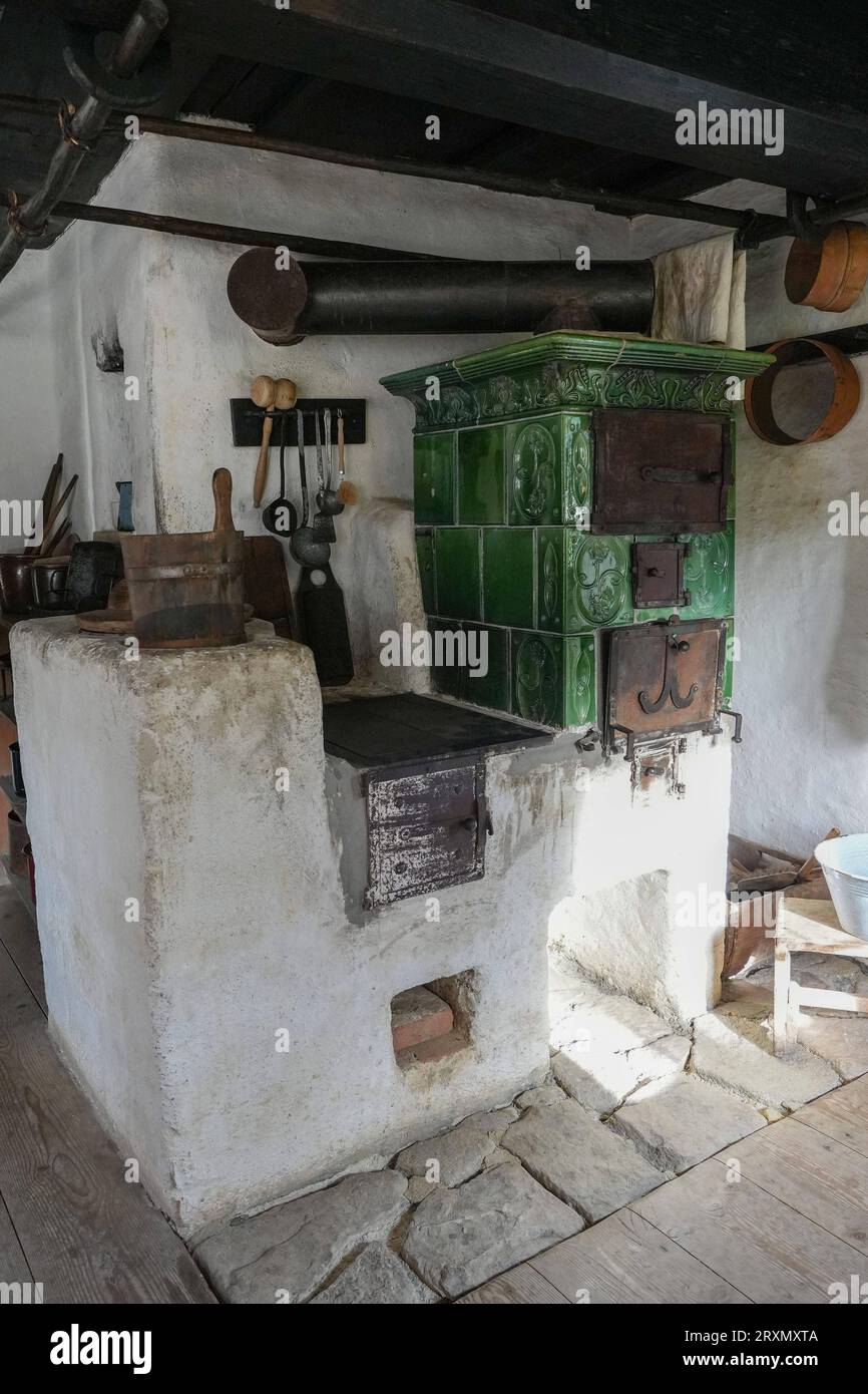 Nur mit Holz wurde frueher an der Kochstelle im Haus geheizt und gekocht Bauernkueche, Kochstelle - Alte Kochstelle in einem Bauernhaus Nur mit Holz wurde frueher an der Kochstelle im Haus geheizt und gekocht Deutschland, Finsterau, Museumsdorf, Museumsdorf, 17.09.2023 *** Solo con madera se calentó y se cocinó en el lugar de cocina en la casa Cocina de la granja, lugar de cocina Antiguo lugar de cocina en una casa de campo solo con madera se calentó anteriormente y se cocinó en el lugar de cocina en la casa Alemania, Finsterau, Museumsdorf, 17 09 2023 SP GHR Foto de stock