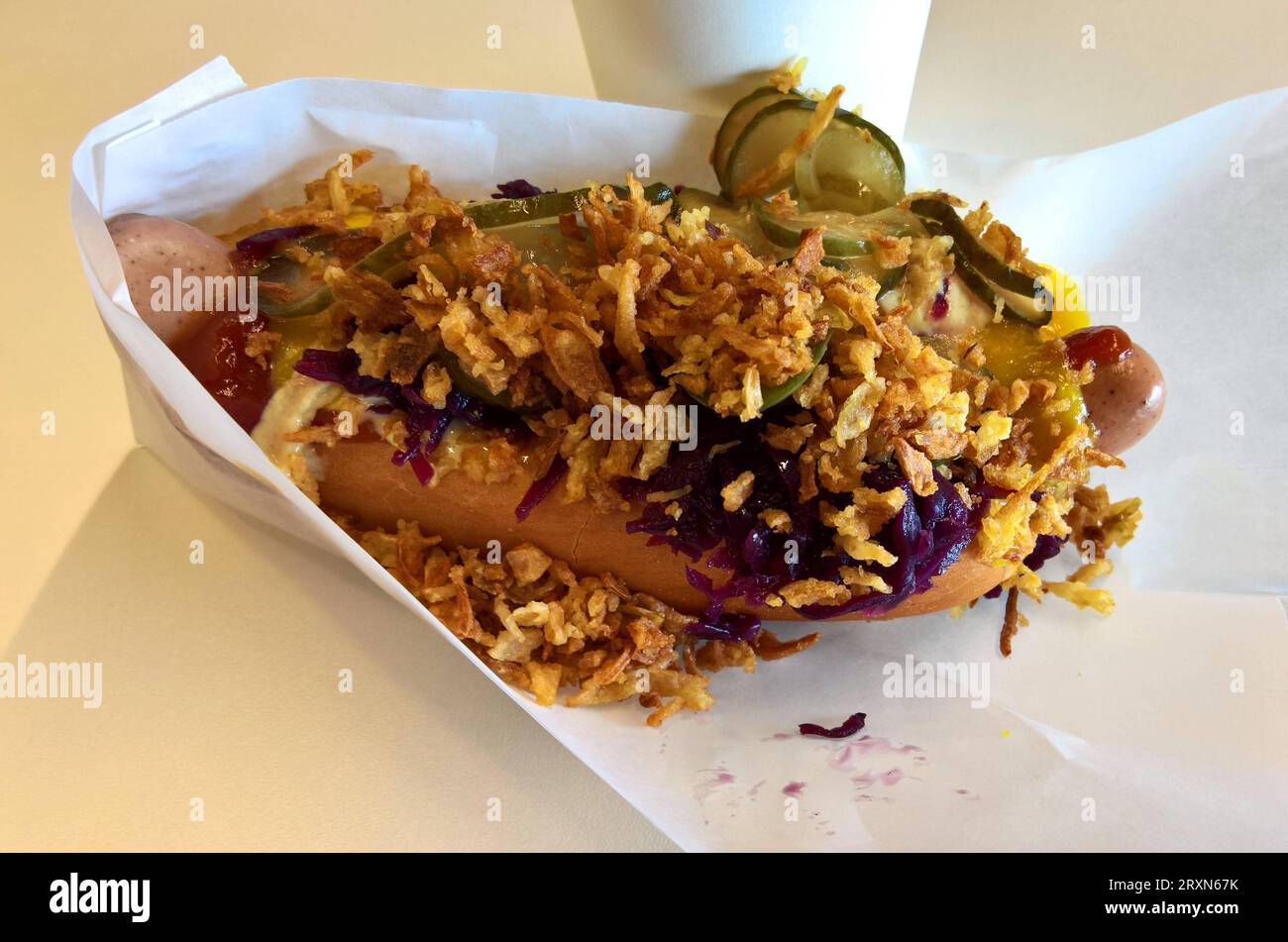 IKEA Bistro, Hotdog Würstchen mit allen erdenklichen Zugaben. für Hotdog,