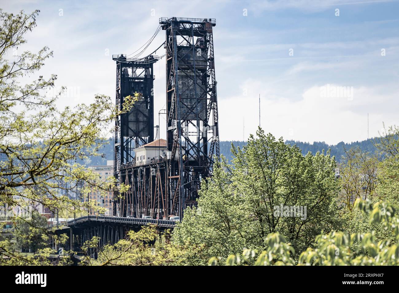 Transporte de puente levadizo y puente peatonal Hawthorn sobre el río Willamette en Portland con cerchas metálicas entrelazadas y soportes de hormigón y un Foto de stock