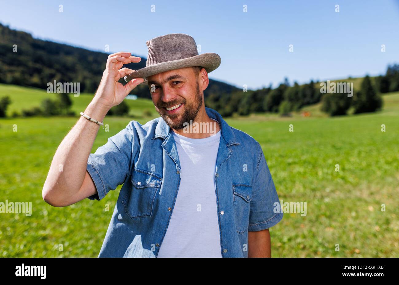 Todtnau, Alemania. 25 de septiembre de 2023. Max Mutzke, músico, se encuentra cerca de Todtnau, Alemania. 25 de septiembre de 2023. Max Mutzke, músico, se encuentra cerca de
