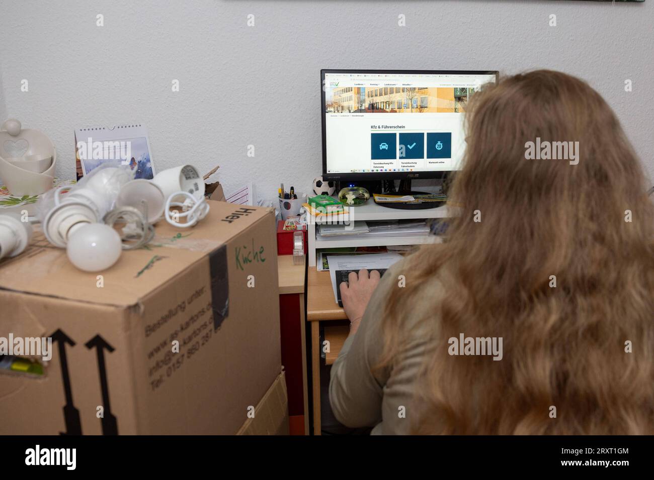 Online-Kfz-Zulassung Eine Frau sitzt am heimischen PC y Versucht ihr Auto en la compra de la ...