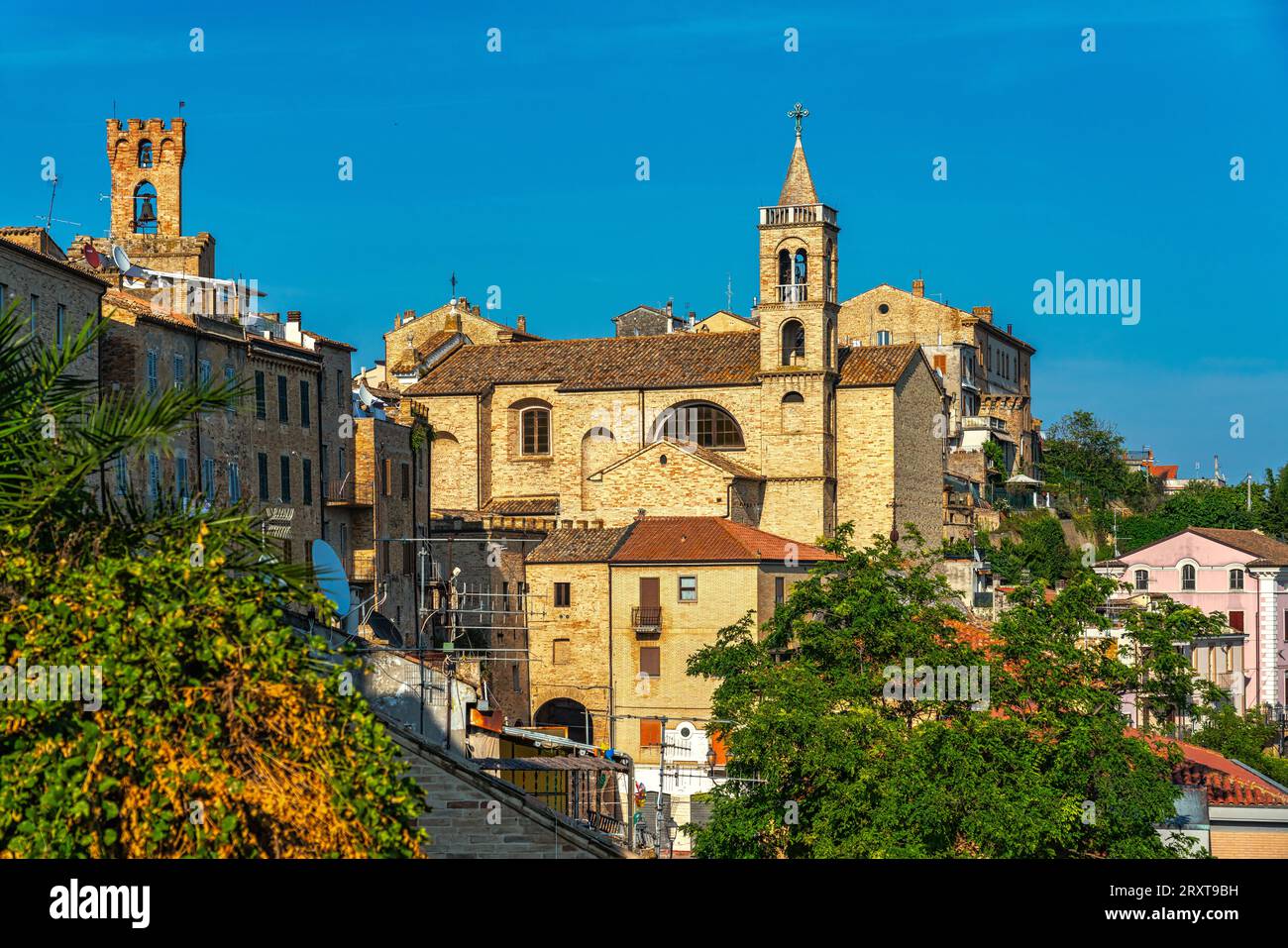 Panorama de Acquaviva Picena con la iglesia dedicada a San Nicolò y la torre del reloj cívico. Acquaviva Picena, provincia de Ascoli, Italia, Europa Foto de stock