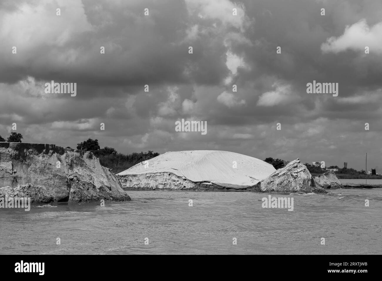 Fotografía de erosión de la orilla del río Padma Esta imagen fue capturada el 25 de julio de 2022, desde el río Padma, Bnagladesh Foto de stock