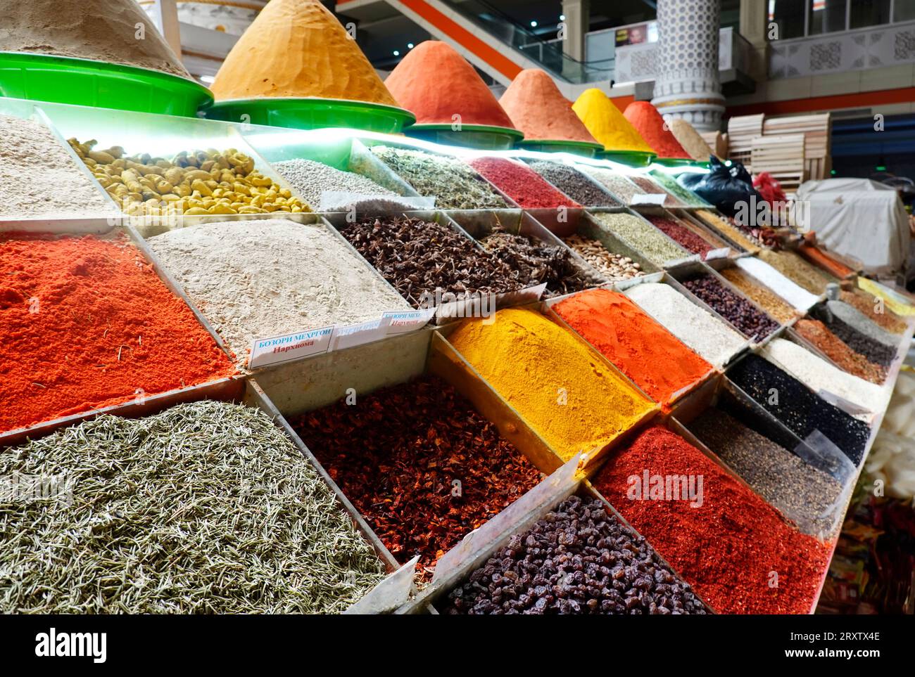 Especias para la venta, mercado central, Dushanbe, Tayikistán, Asia Central, Asia Foto de stock
