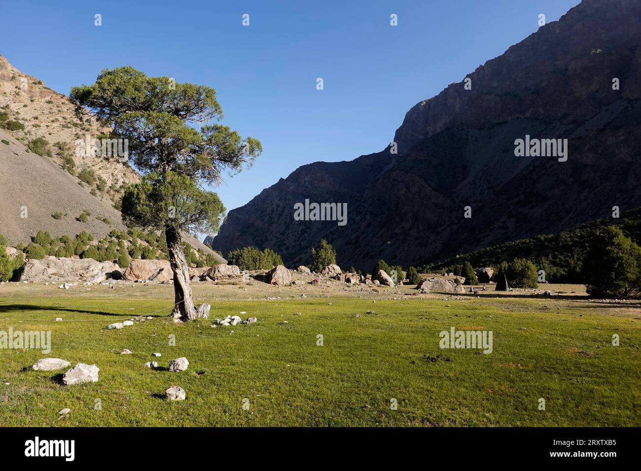 Las remotas y espectaculares montañas Fann, parte del oeste de Pamir-Alay, Tayikistán, Asia Central, Asia Foto de stock