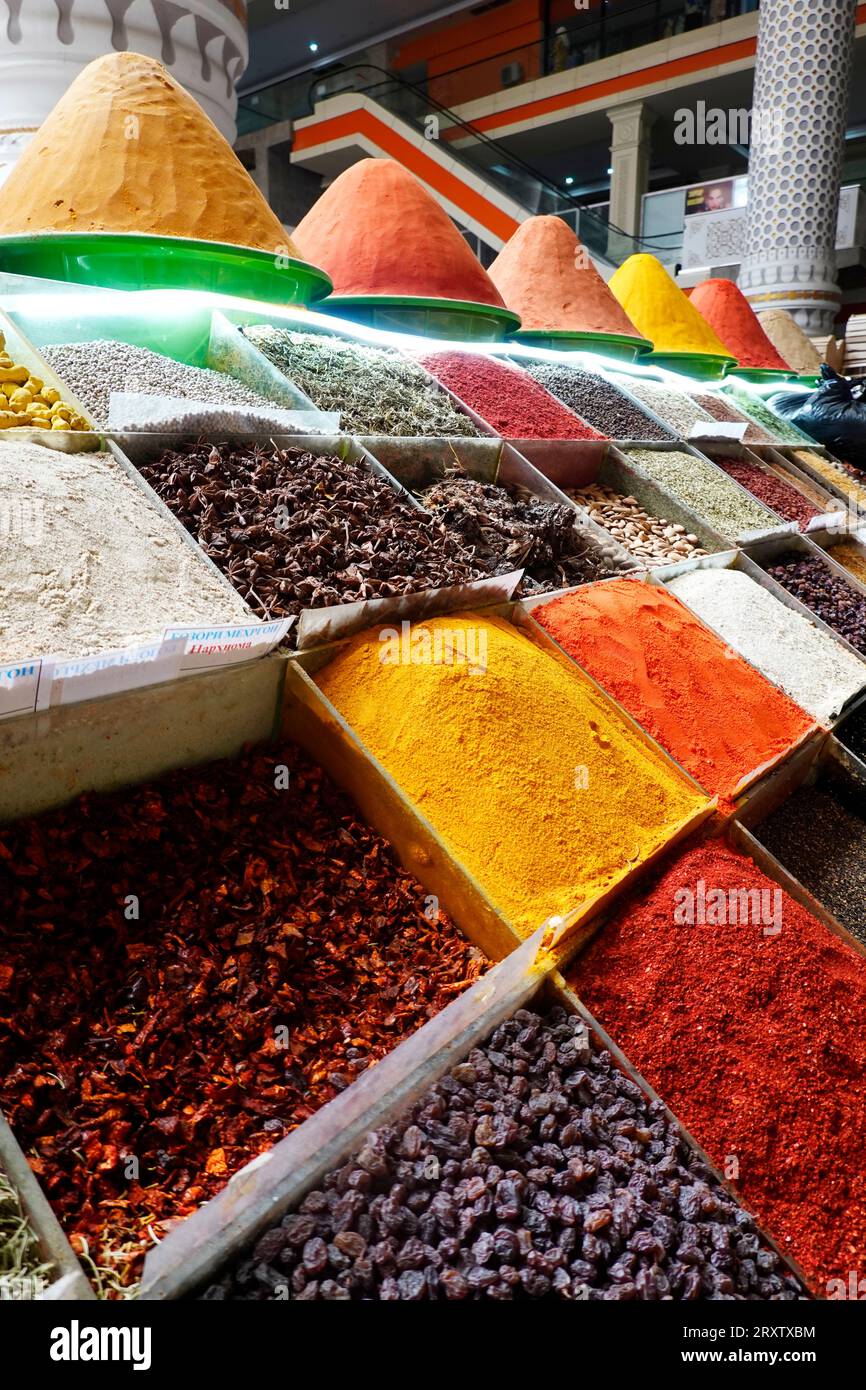 Especias y frutos secos para la venta Mercado central, Dushanbe, Tayikistán, Asia central, Asia Foto de stock