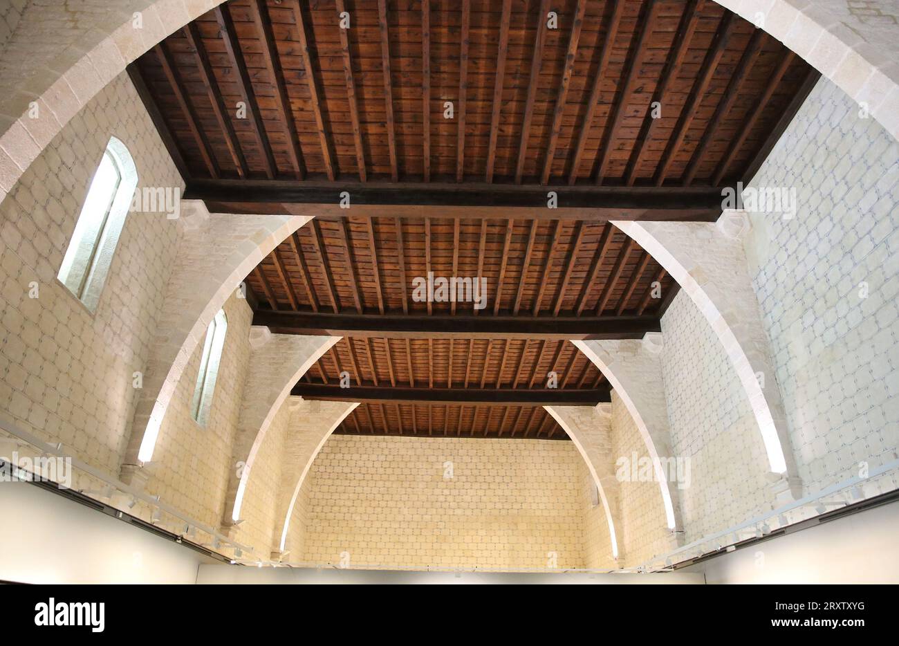 España. Cataluña. Barcelona. Real Monasterio de Pedralbes. Vista del dormitorio. Gótico. Foto de stock