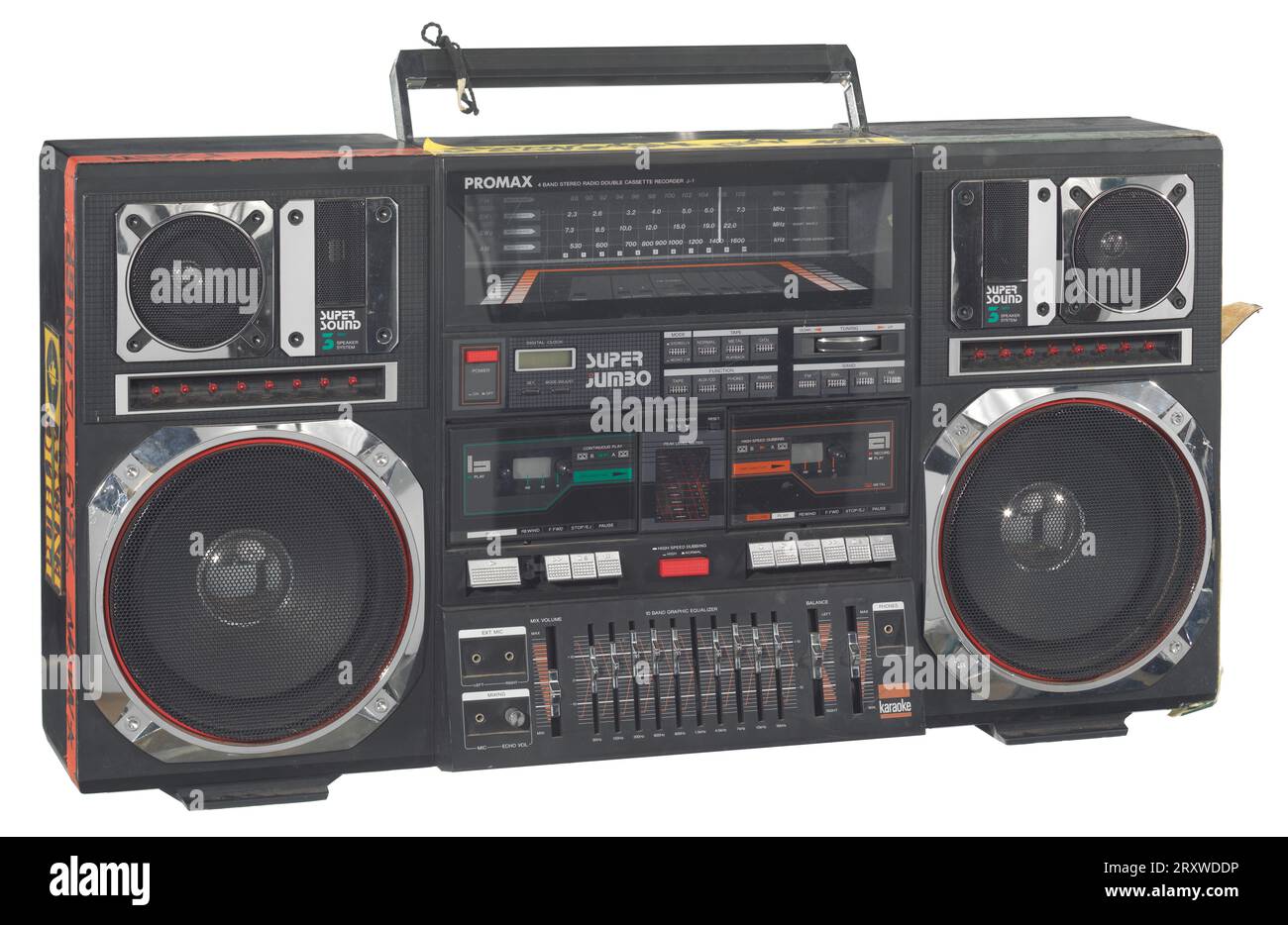 Un boombox Promax Super Jumbo (2014.270.2) utilizado como un apoyo por el personaje de Radio Raheem en la imagen dirigida por Spike Lee, 'Do the Right Thing'. El boombox incluye una cubierta de cinta de casete de audio doble, una sección de equilibrio, dial de radio, pantalla de luz de color y un par de subwoofers, rangos medios y tweeters de 8'. Hay secciones de cinta eléctica roja, amarilla y verde con texto de tinta negra en los lados y la parte superior del reproductor. También hay pegatinas rectangulares negras, verdes y amarillas 'Public Enemy' adheridas al lado PR y PL del jugador. En la parte posterior inferior de la boombox está el handwr Foto de stock