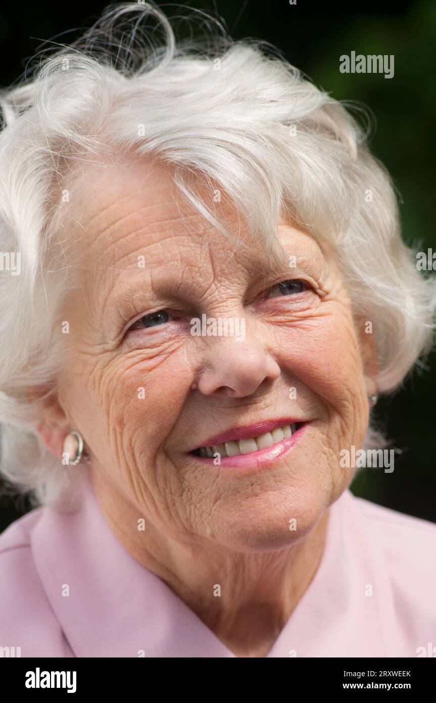 Retrato de una alegre mujer mayor - John Gollop Foto de stock