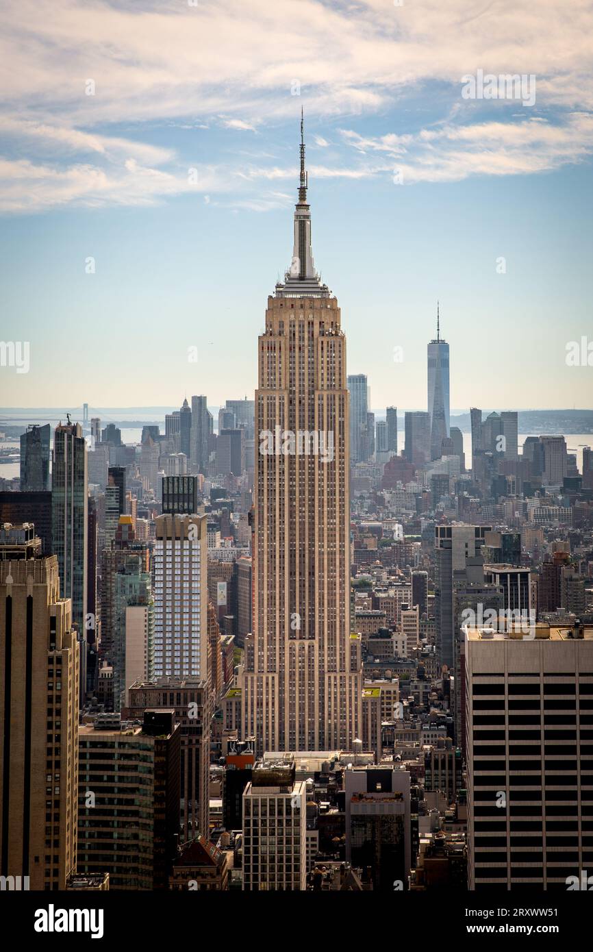 MANHATTAN, NUEVA YORK, EE.UU., - 15 DE SEPTIEMBRE DE 2023. Una vista vertical del paisaje del Empire State Building y el distrito circundante en Midtown Manhattan Foto de stock