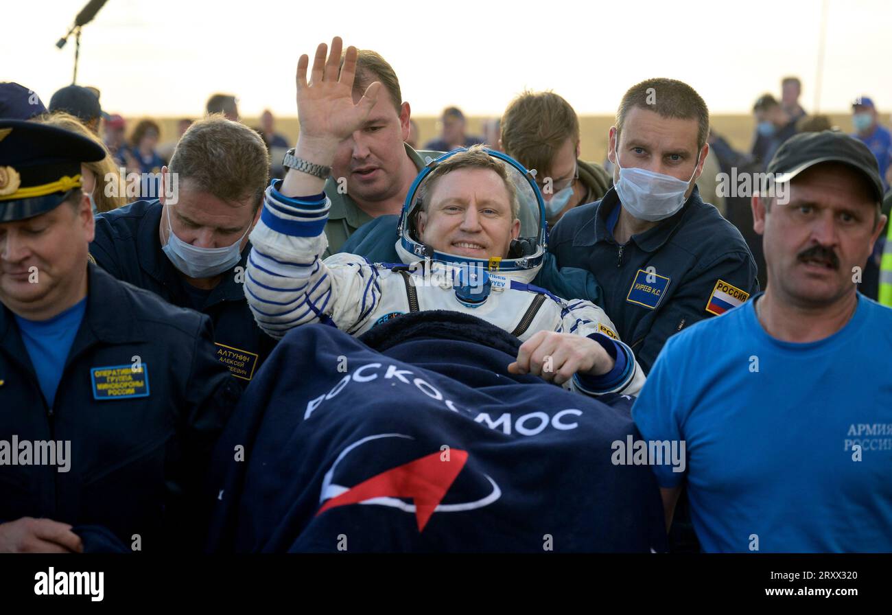 Zhezkazgan, Kazajstán. 27 de septiembre de 2023. El cosmonauta de Roscosmos Serguéi Prokopyev saluda mientras lo transporta desde la nave espacial rusa Soyuz MS-23 poco después de aterrizar, el 27 de septiembre de 69 2023 en Zhezkazgan, Kazajstán. Los cosmonautas de Roscosmos Sergey Prokopyev, Dmitri Petelin y el astronauta de la NASA Frank Rubio regresaron después de 371 días a bordo de la Estación Espacial Internacional. Crédito: Bill Ingalls/NASA/Alamy Live News Foto de stock