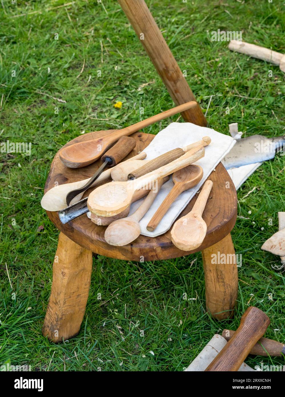 Selección de cucharas de madera talladas en taburete de madera hecho a mano, en el evento de jousting, Lincoln City, Lincolnshire, Inglaterra, REINO UNIDO Foto de stock