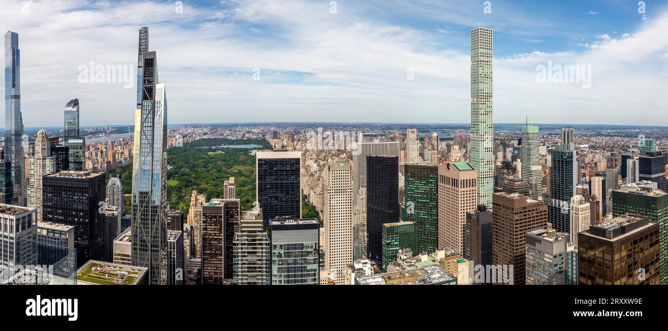 MIDTOWN MANHATTAN, NUEVA YORK, EE.UU., - 15 DE SEPTIEMBRE DE 2023. Una vista panorámica aérea de los edificios y rascacielos que rodean Central Park en Midtown Foto de stock